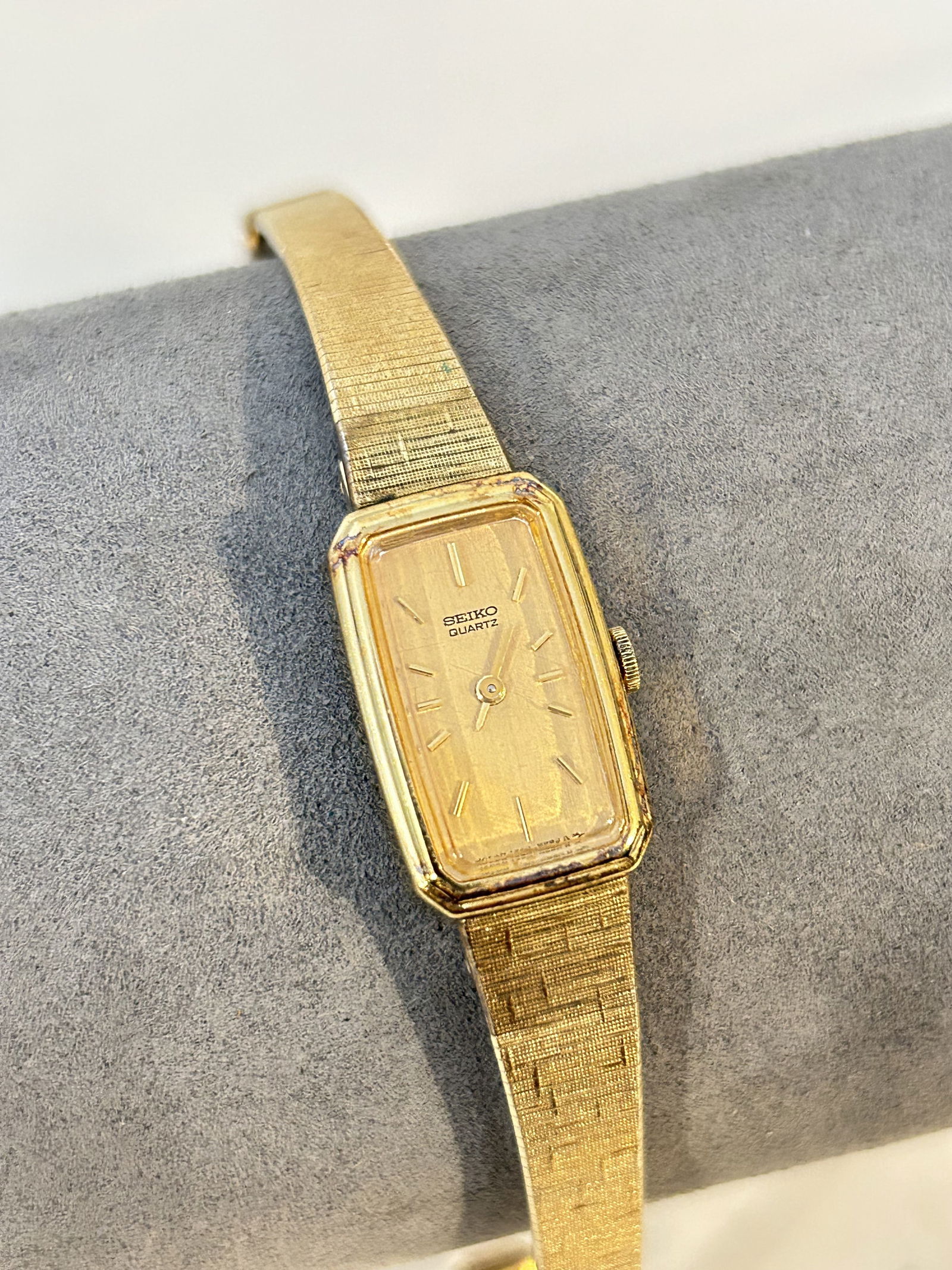 Seiko Watch Women 1320 Gold Dial Gold Tone Rectangle works great!!!: Seiko Watch Women 1320 Gold Dial Gold Tone Rectangle works great!!! Please view all photos as they are part of the description and condition of this Item, Feel free to contact me with questions or pic