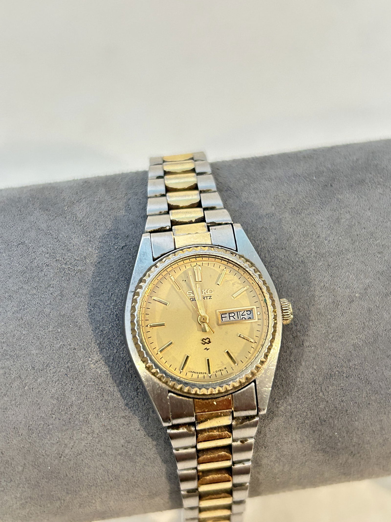 VTG Seiko SQ Watch Women 24mm Gold Dial Two Tone Daydate Round 2626-0150 works great: VTG Seiko SQ Watch Women 24mm Gold Dial Two Tone Daydate Round 2626-0150 works great Please view all photos as they are part of the description and condition of this Item, Feel free to contact me with