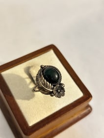 Vintage Sterling Silver green stone floral Ring sz 8