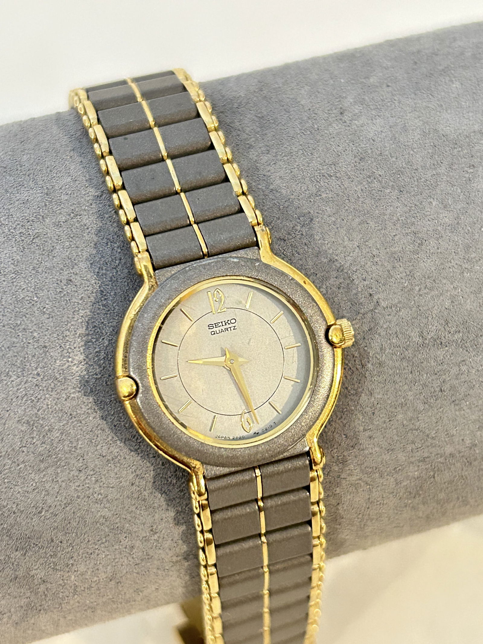 Seiko Quartz Womens Wrist Watch 2P20 Works great!!!: Seiko Quartz Womens Wrist Watch 2P20 Works great!!! Please view all photos as they are part of the description and condition of this Item, Feel free to contact me with questions or picture requests! U