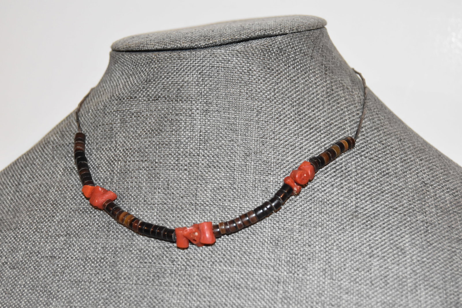 Vintage Sterling Silver Coral beaded choker Necklace: Vintage Sterling Silver Coral beaded choker Necklace Please view all photos as they are part of the description and condition of this Item, Feel free to contact me with questions or picture requests! 