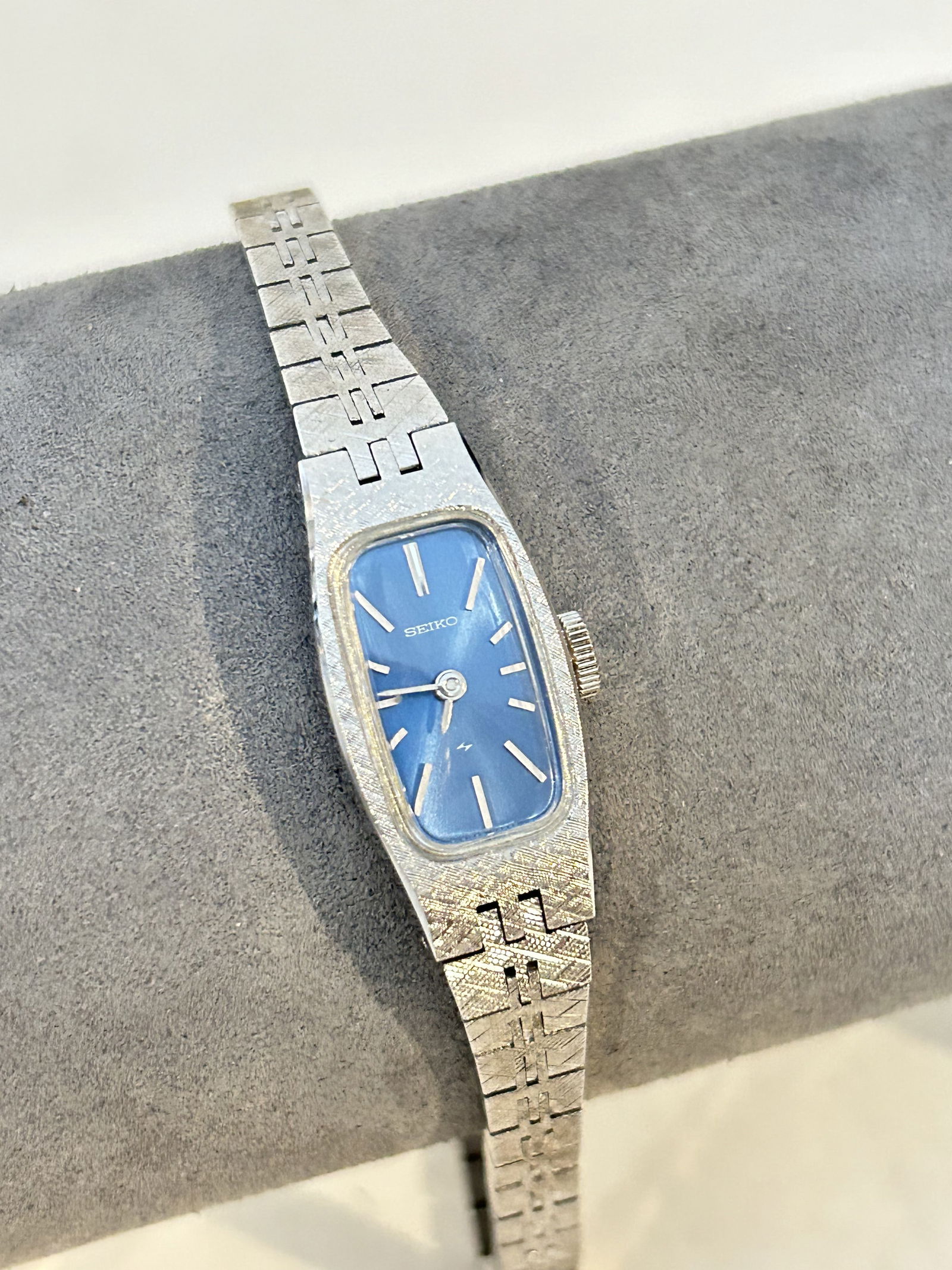 Seiko Women's Wind-Up Watch 1520-3629 Silver-Tone works great!!!: Seiko Women's Wind-Up Watch 1520-3629 Silver-Tone works great!!! Please view all photos as they are part of the description and condition of this Item, Feel free to contact me with questions or pictur