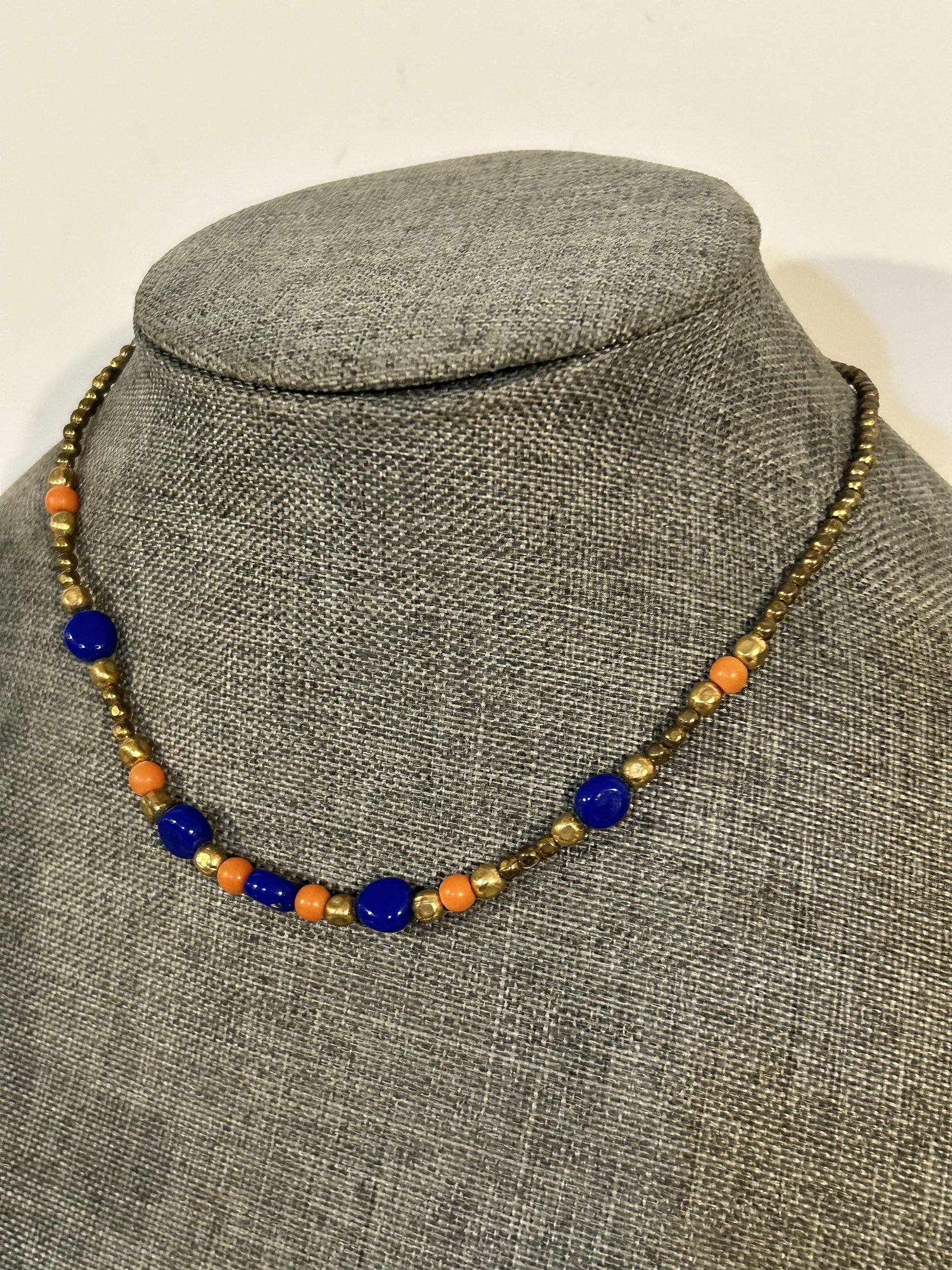 Vintage beaded gold tone choker Necklace: Vintage beaded gold tone choker Necklace Please view all photos as they are part of the description and condition of this Item, Feel free to contact me with questions or picture requests! Used Item AS