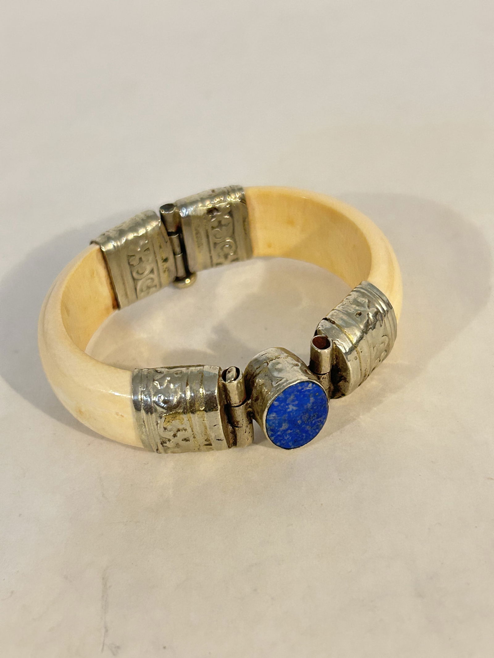 Vintage Natural Bone Hinged Bracelet Lapis 7.5": Vintage Natural Bone Hinged Bracelet Lapis 7.5" Please view all photos as they are part of the description and condition of this Item, Feel free to contact me with questions or picture requests! Used