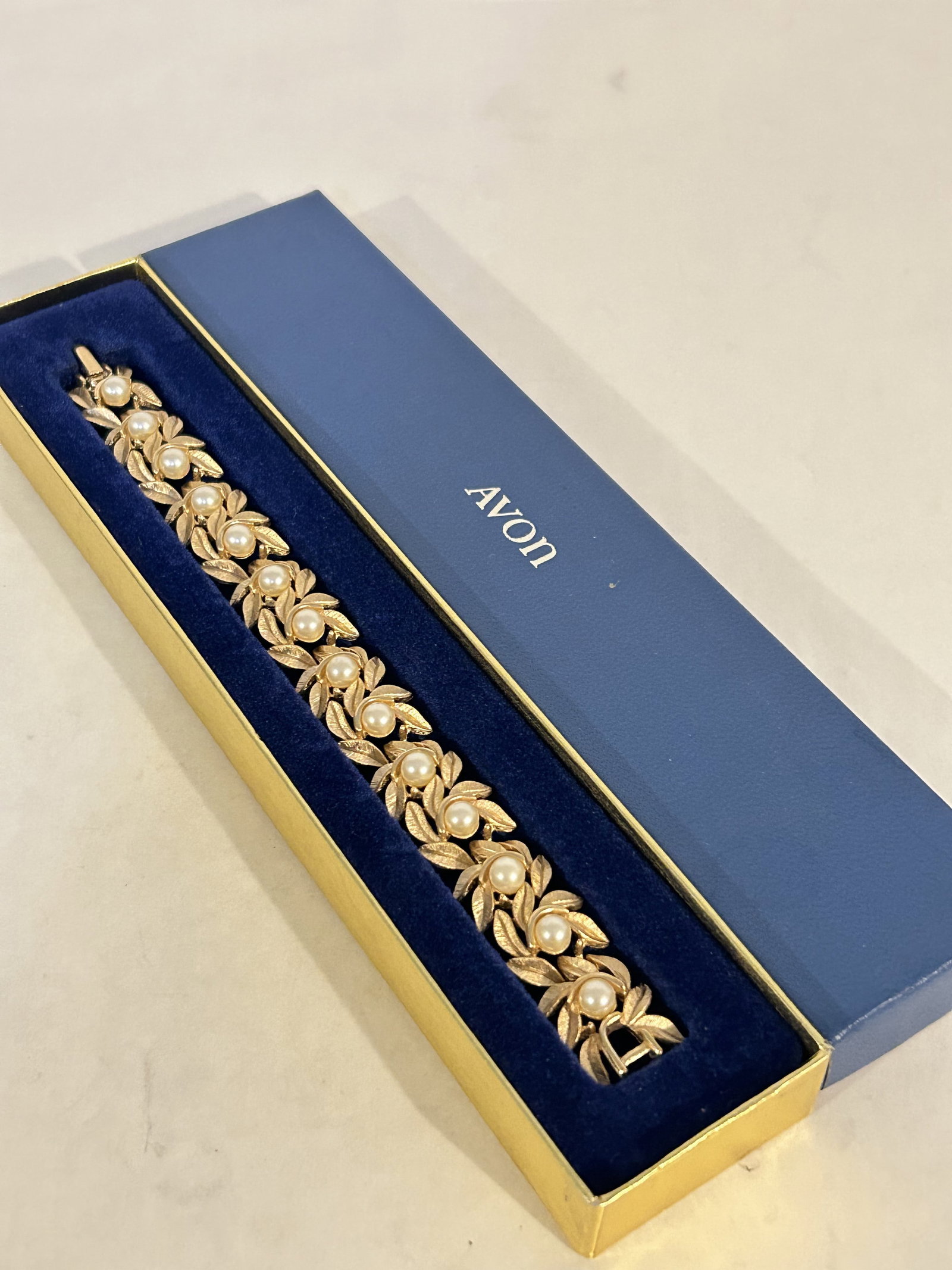 Vintage 1971 Avon Bracelet Brushed Gold Tone Faux Pearl New In Box: Vintage 1971 Avon Bracelet Brushed Gold Tone Faux Pearl New In Box Please view all photos as they are part of the description and condition of this Item, Feel free to contact me with questions or pict