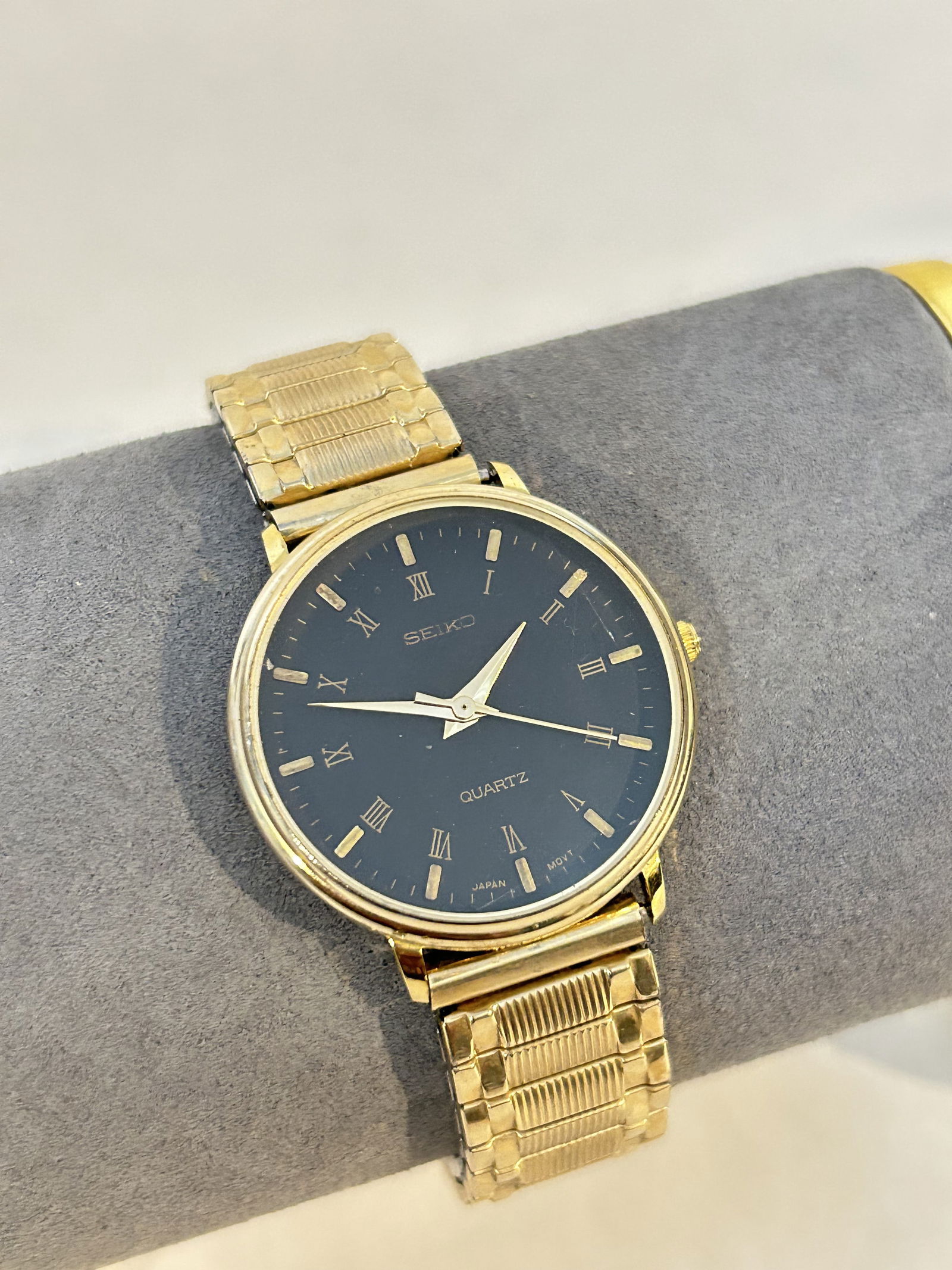 Vintage Seiko Black Dial 1977 Quartz Men's Watch works great!!! (1 of 5)