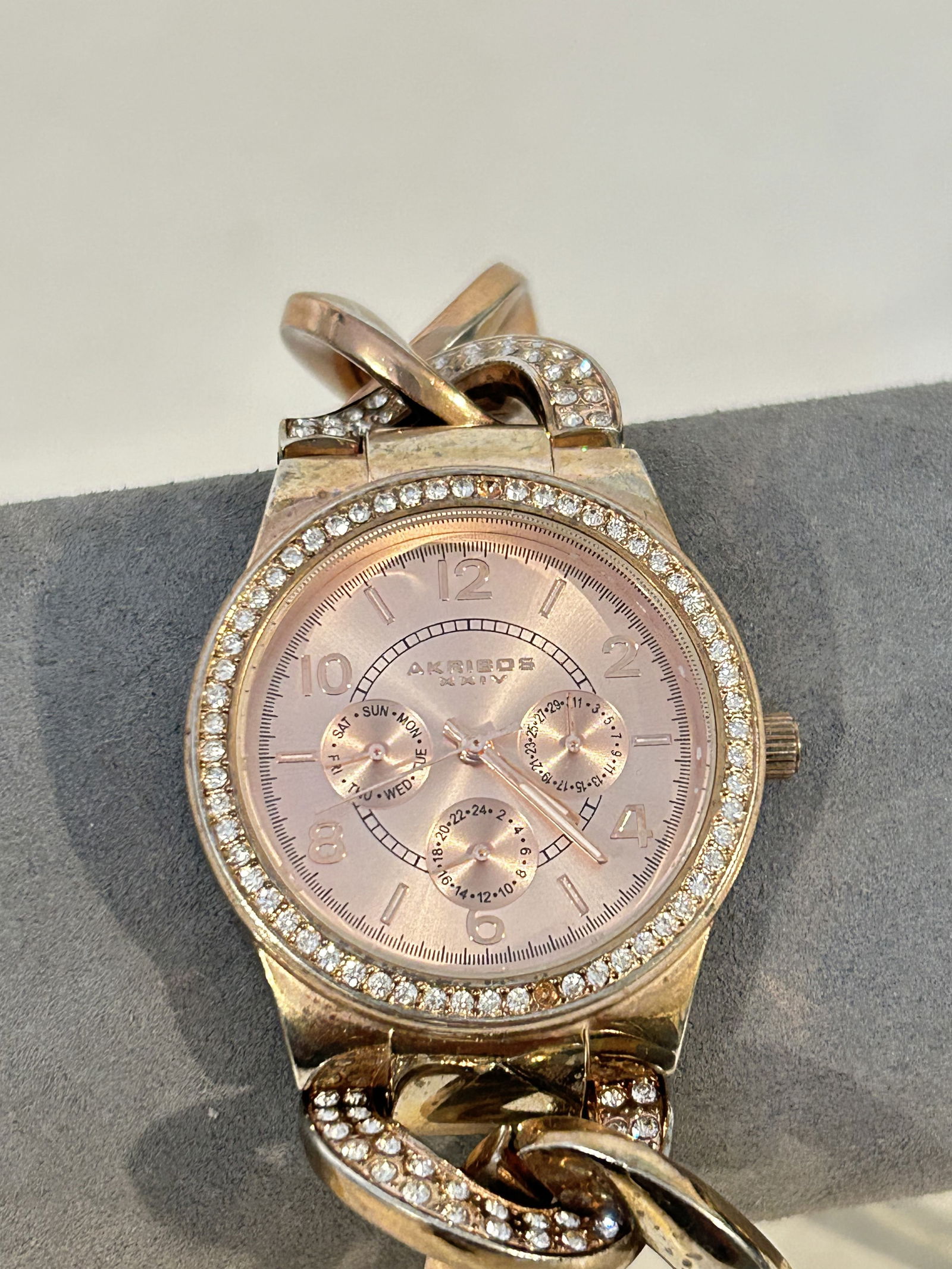 Vintage Women's Akribos XXIV Diamond Dial Analog Watch works great!!! (1 of 7)