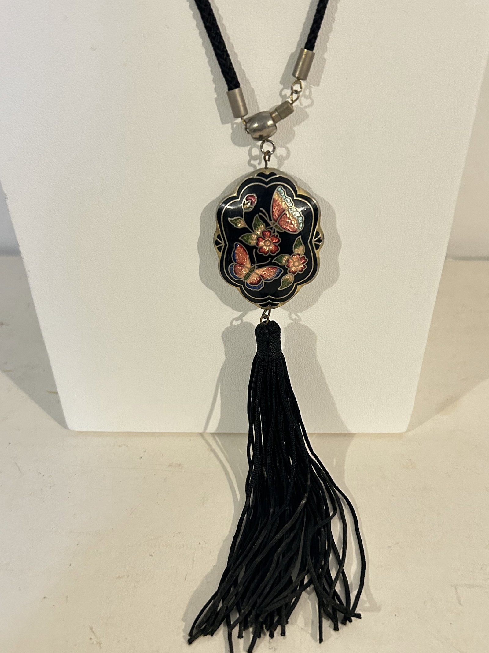 Vintage Butterfly CLOISONNÉ Pendant necklace tassel 28": Vintage Butterfly CLOISONNÉ Pendant necklace tassel 28" Please view all photos as they are part of the description and condition of this Item, Feel free to contact me with questions or picture reques