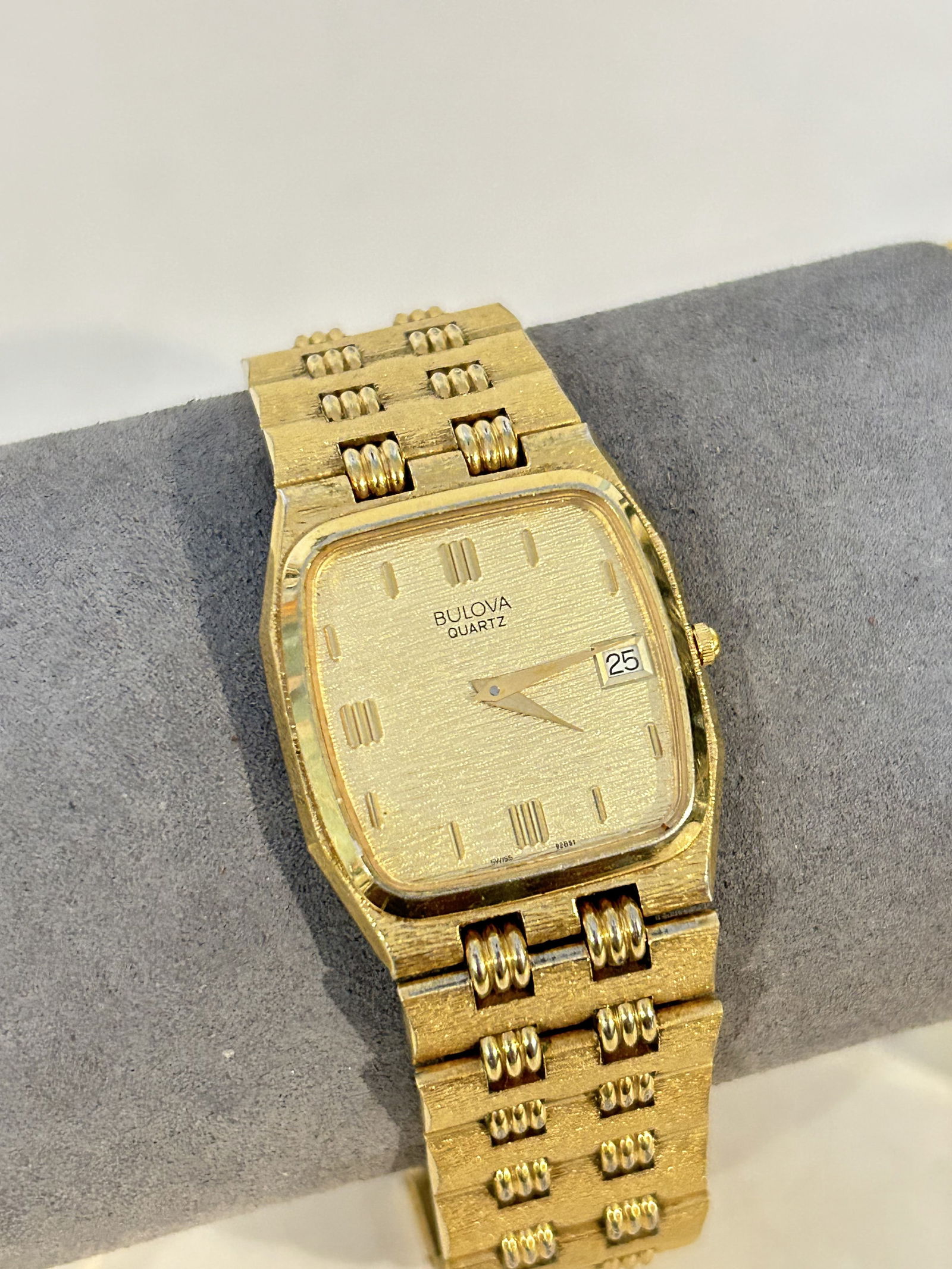 Vintage Bulova Gold Tone Quartz Watch nice!!! Works great!!!: Vintage Bulova Gold Tone Quartz Watch nice!!! Works great!!! Please view all photos as they are part of the description and condition of this Item, Feel free to contact me with questions or picture re