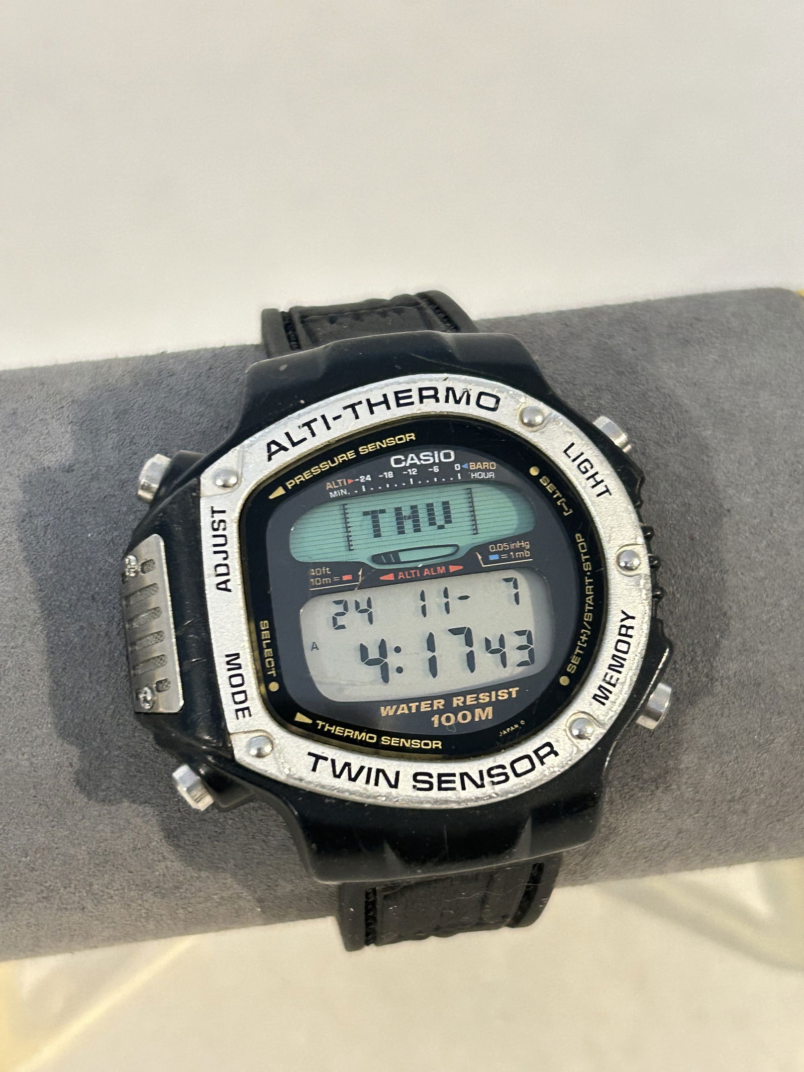 RARE Vintage CASIO Digital Men Watch Twin Sensor Alti-Thermo-6100 950 JAPAN works great!!! (1 of 6)