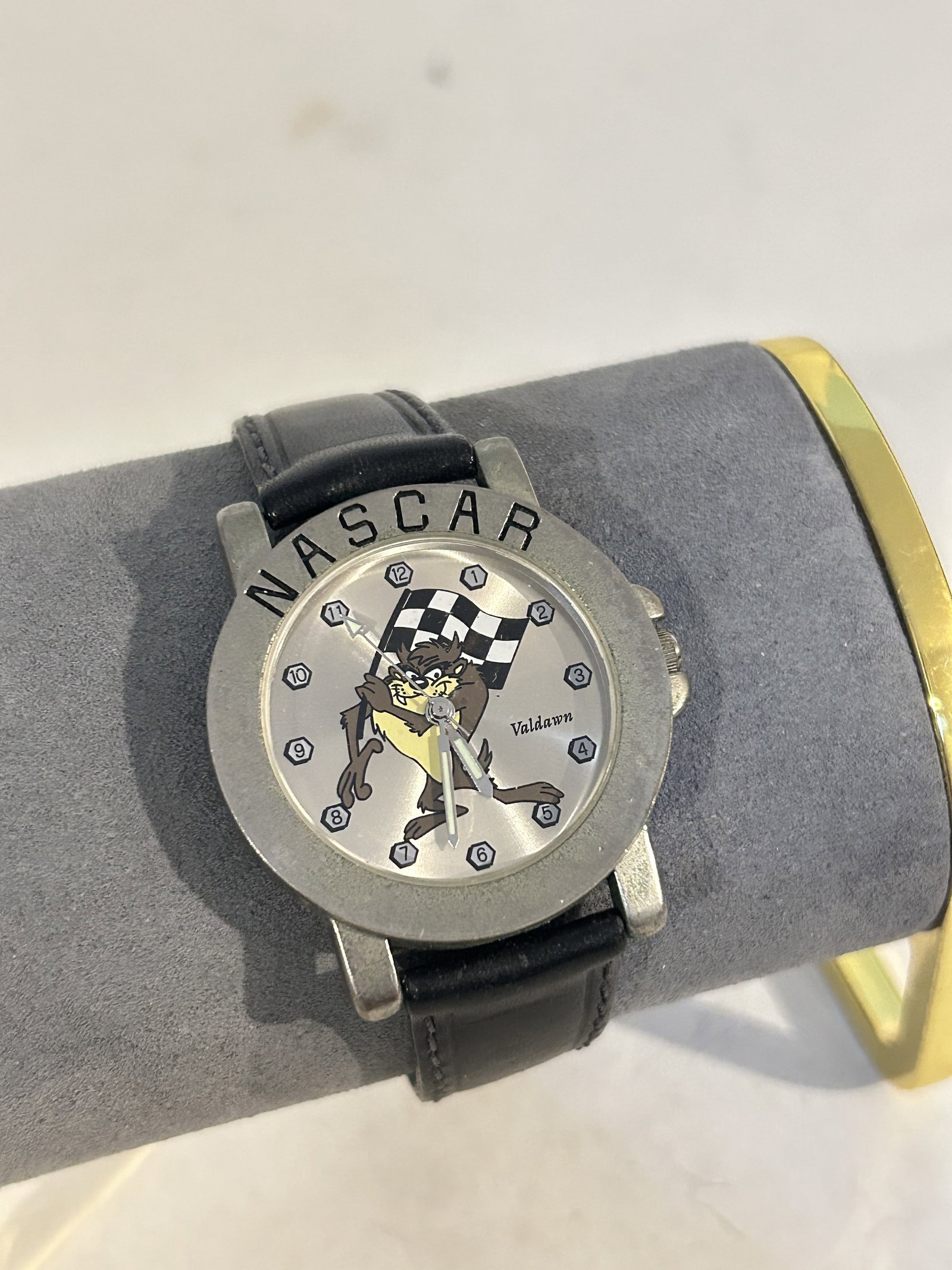 Vintage Valdawn Collection Nascar Tazmanian devil Watch works great!!!: Vintage Valdawn Collection Nascar Tazmanian devil Watch works great!!! Please view all photos as they are part of the description and condition of this Item, Feel free to contact me with questions or 