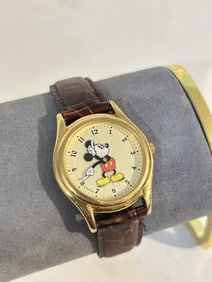 Vintage Women Jaz Disney Mickey Watch W leather band works great!!!!