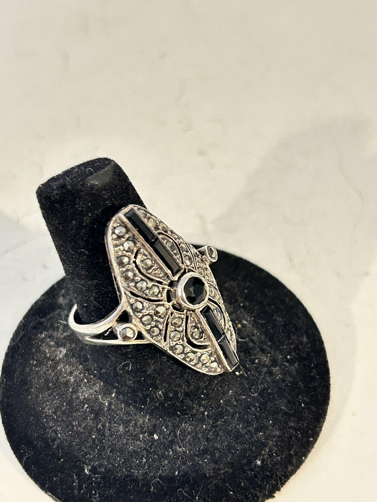 Vintage Sterling Silver marcasite onyx Ring sz 8: Vintage Sterling Silver marcasite onyx Ring sz 8 Please view all photos as they are part of the description and condition of this Item, Feel free to contact me with questions or picture requests! Used