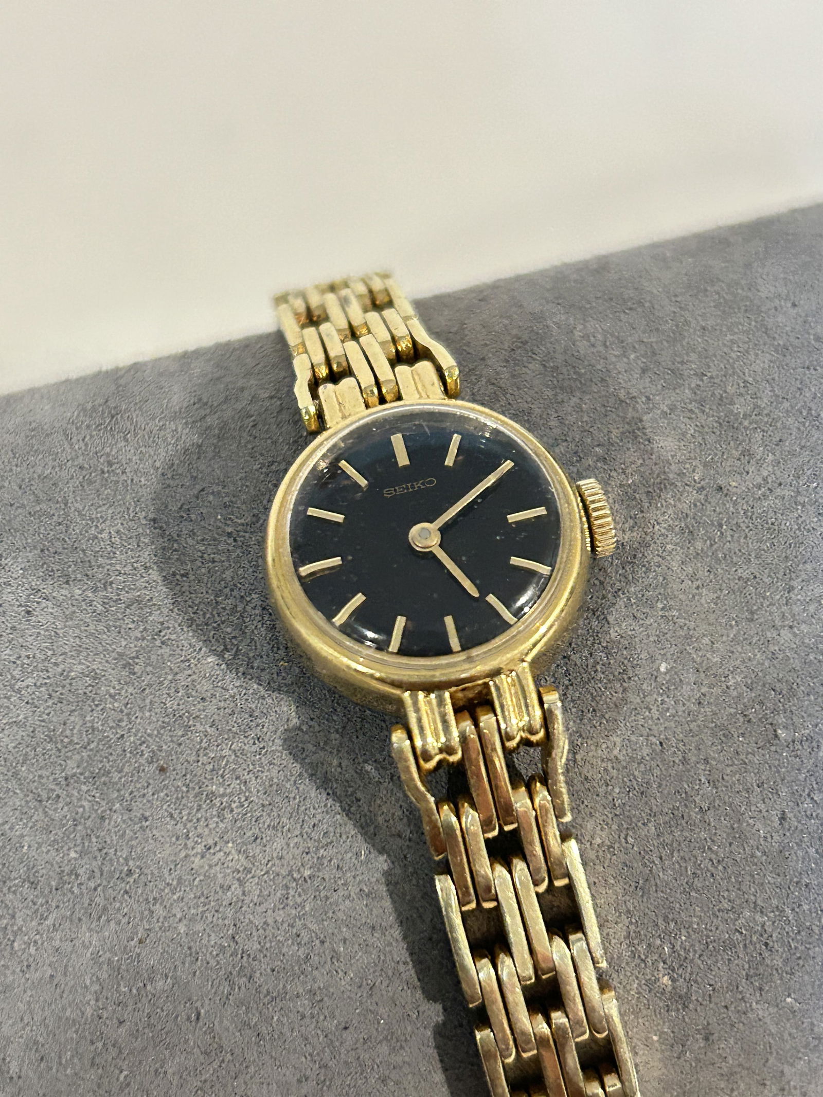 Seiko Vintage Women's Watch 1100 works great!!!: Seiko Vintage Women's Watch 1100 works great!!! Please view all photos as they are part of the description and condition of this Item, Feel free to contact me with questions or picture requests! Used