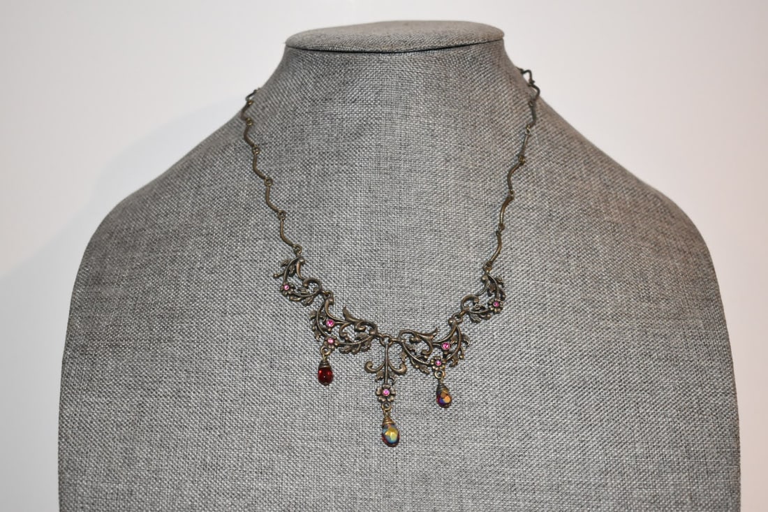 Nice Vintage avon Necklace 16": Nice Vintage avon Necklace 16" Please view all photos as they are part of the description and condition of this Item, Feel free to contact me with questions or picture requests! Used Item AS IS