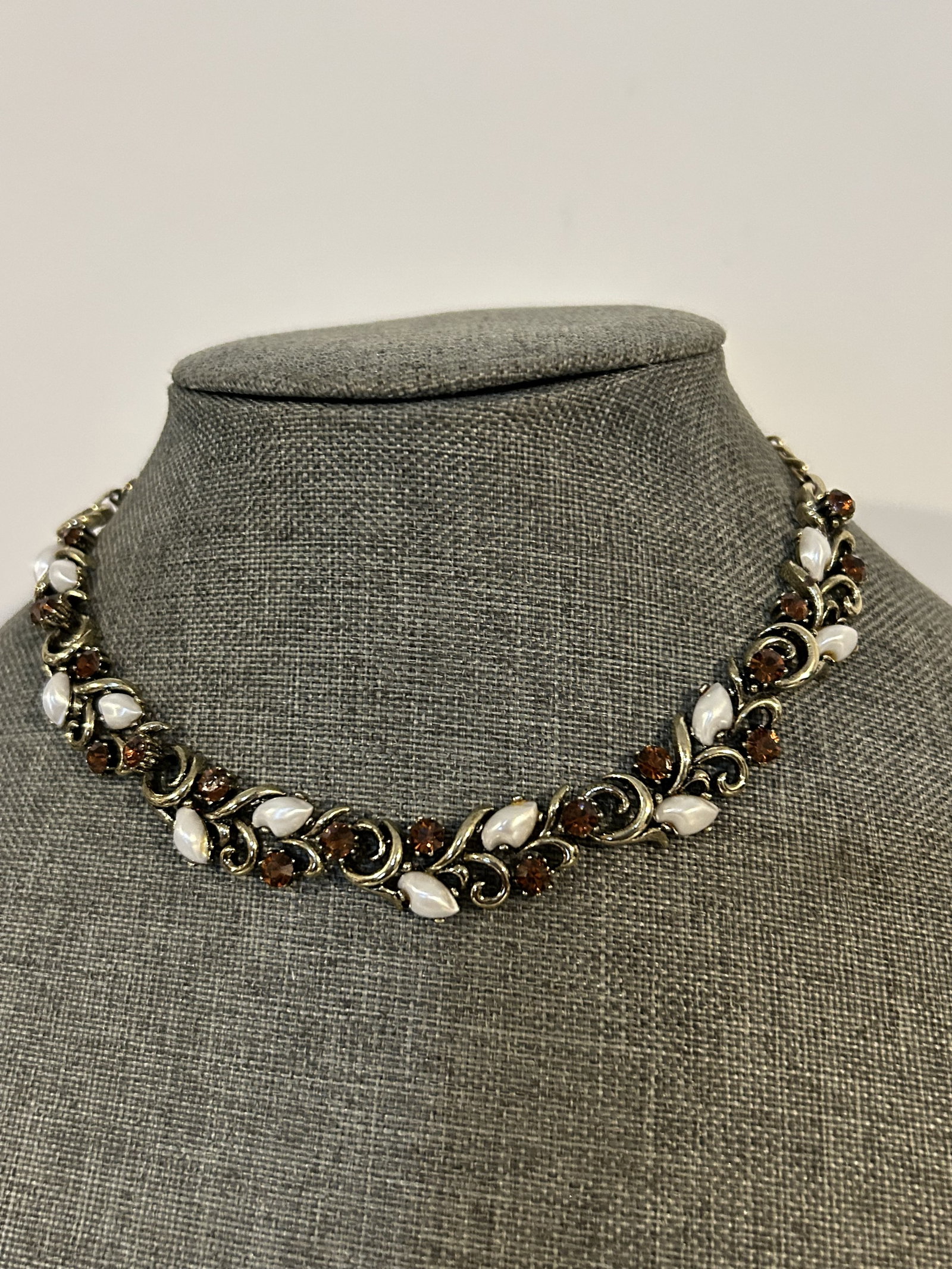 Vintage Signed Lisner Babytooth Faux Pearl & brown Rhinestones.: Vintage Signed Lisner Babytooth Faux Pearl & brown Rhinestones. Please view all photos as they are part of the description and condition of this Item, Feel free to contact me with questions or picture