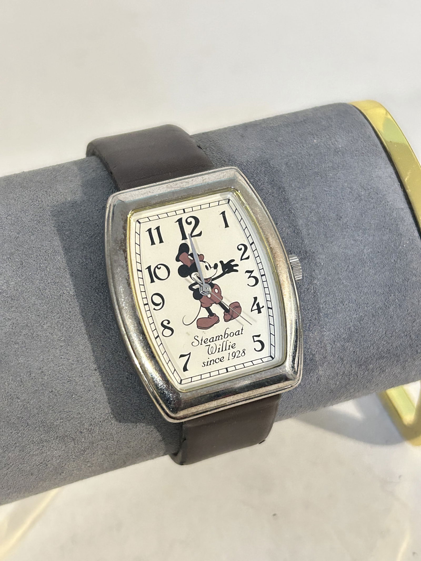 Disney Mickey Mouse Steamboat Willie Quartz Watch works great!!!: Disney Mickey Mouse Steamboat Willie Quartz Watch works great!!! Please view all photos as they are part of the description and condition of this Item, Feel free to contact me with questions or pictur