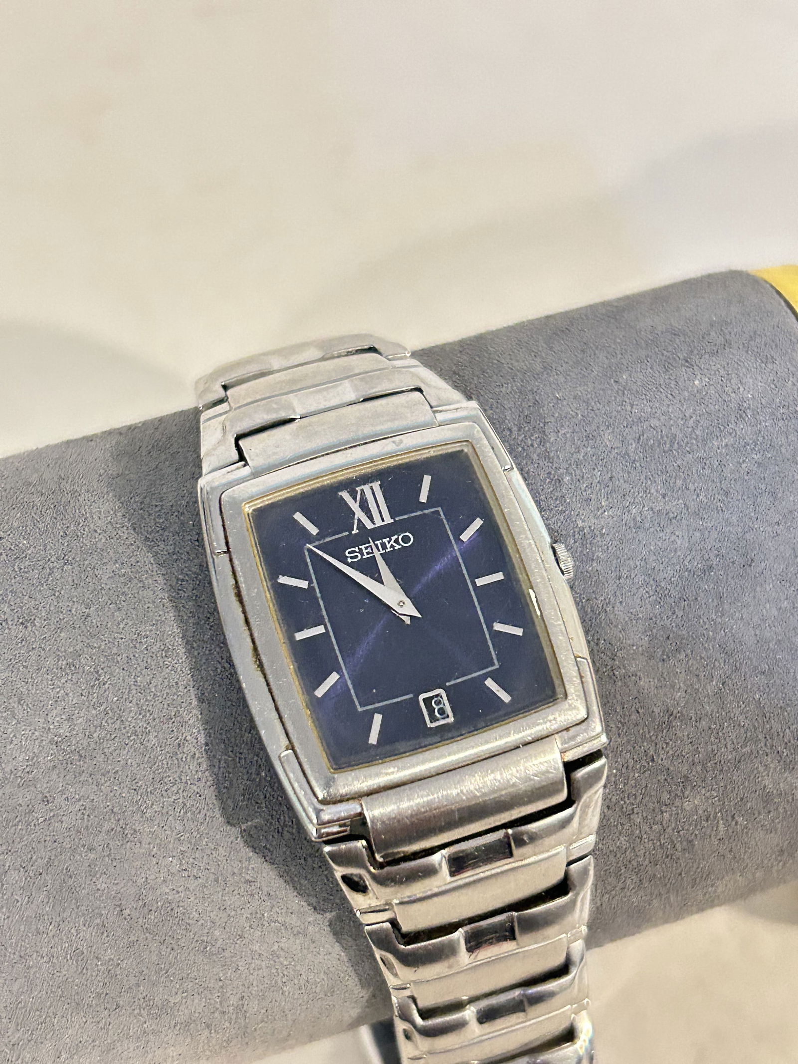 Vintage Seiko Men's Tank 7N39-0BL8 Quartz Roman Classic Dress Watch works great!!!: Vintage Seiko Men's Tank 7N39-0BL8 Quartz Roman Classic Dress Watch works great!!! Please view all photos as they are part of the description and condition of this Item, Feel free to contact me with q