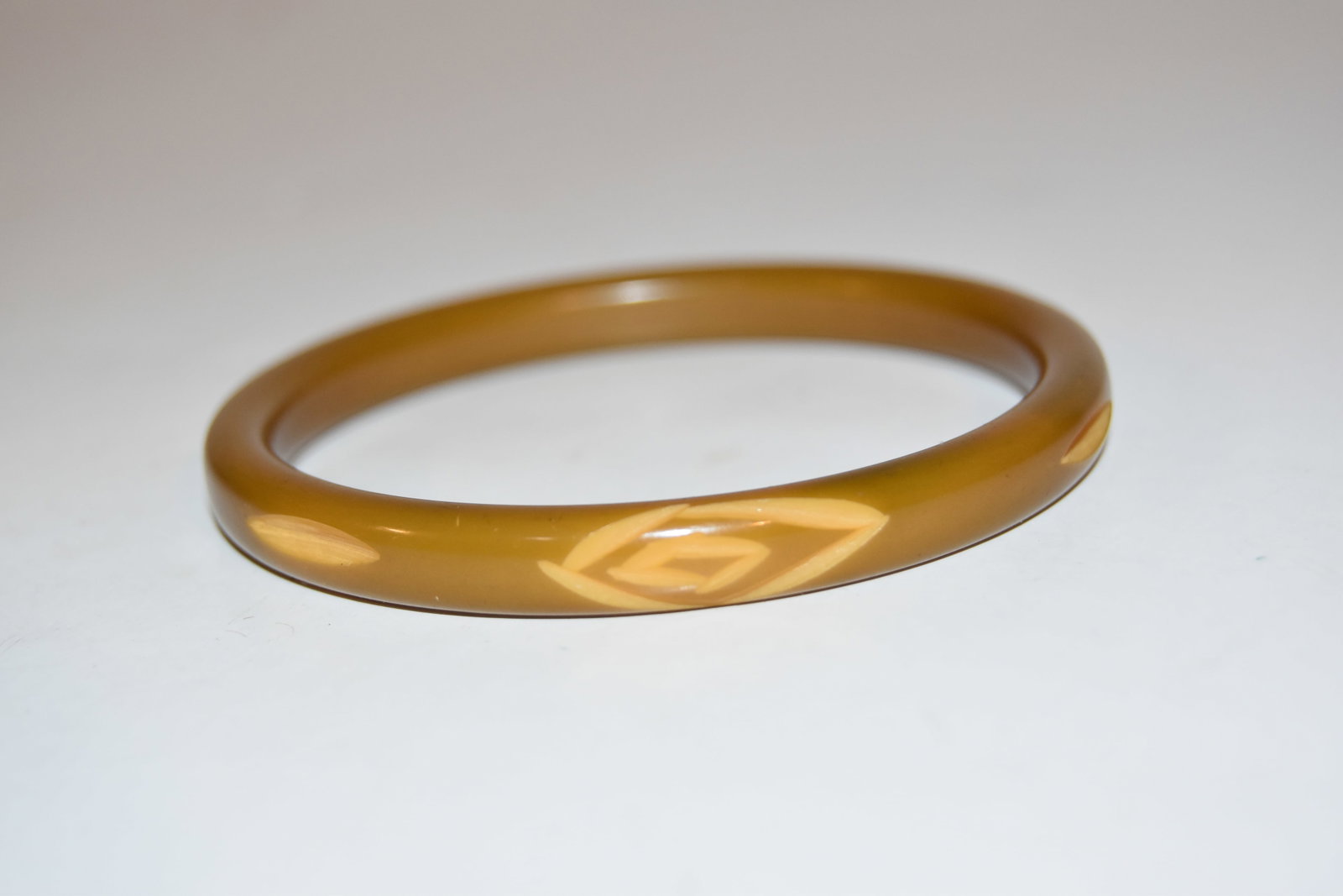 Vintage 1/4" Bakelite Carved Bracelet Butterscotch 8": Vintage 1/4" Bakelite Carved Bracelet Butterscotch 8" Please view all photos as they are part of the description and condition of this Item, Feel free to contact me with questions or picture requests!