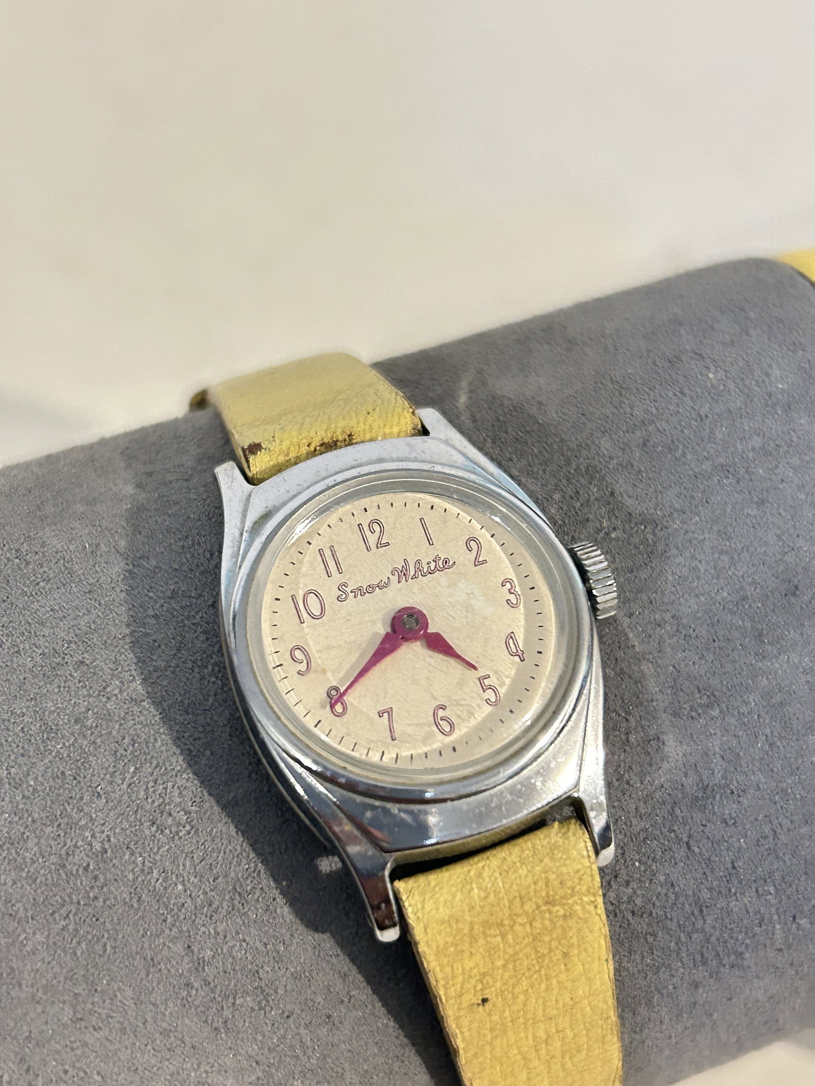 Vintage US Time Snow White Women Mechanical Manual Winding Watch works great!!!: Vintage US Time Snow White Women Mechanical Manual Winding Watch works great!!! Please view all photos as they are part of the description and condition of this Item, Feel free to contact me with ques