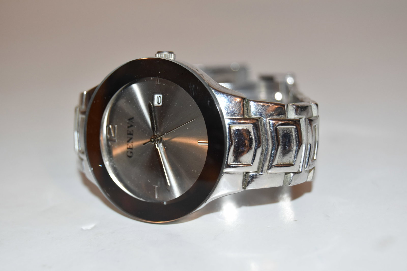Vintage Geneva working Watch V-404: Vintage Geneva working Watch V-404 Please view all photos as they are part of the description and condition of this Item, Feel free to contact me with questions or picture requests! Used Item AS IS
