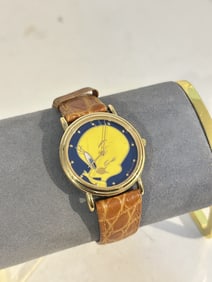 Vintage Tweety Bird Watch Women Gold Tone Thin Leather Band works great needs bat