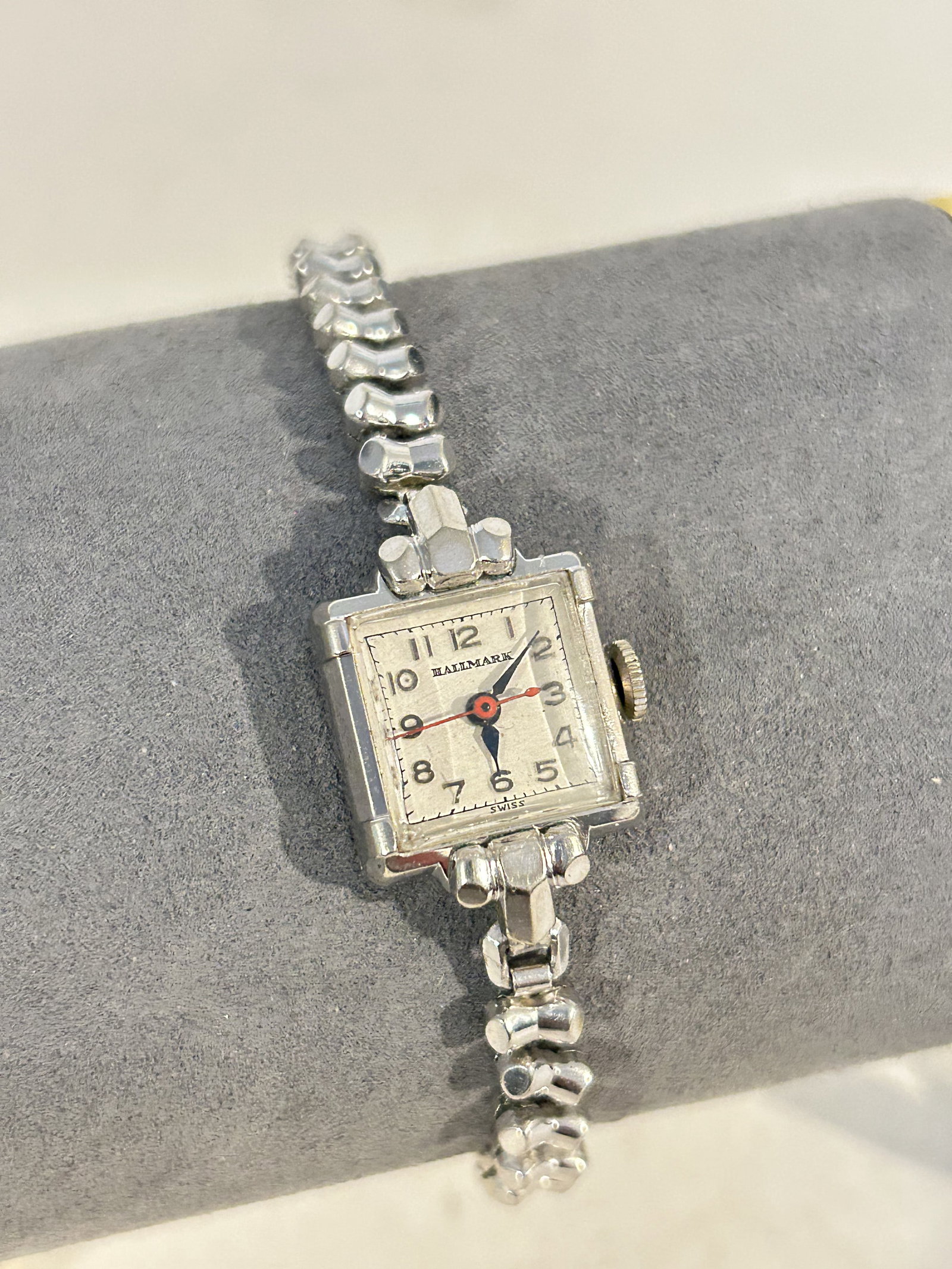 vintage hallmark mech watch 10K gold filled works great !!!: vintage hallmark mech watch 10K gold filled works great !!! Please view all photos as they are part of the description and condition of this Item, Feel free to contact me with questions or picture req