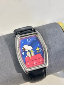 Vintage Snoopy And Woodstock Watch on Doghouse works great!!!