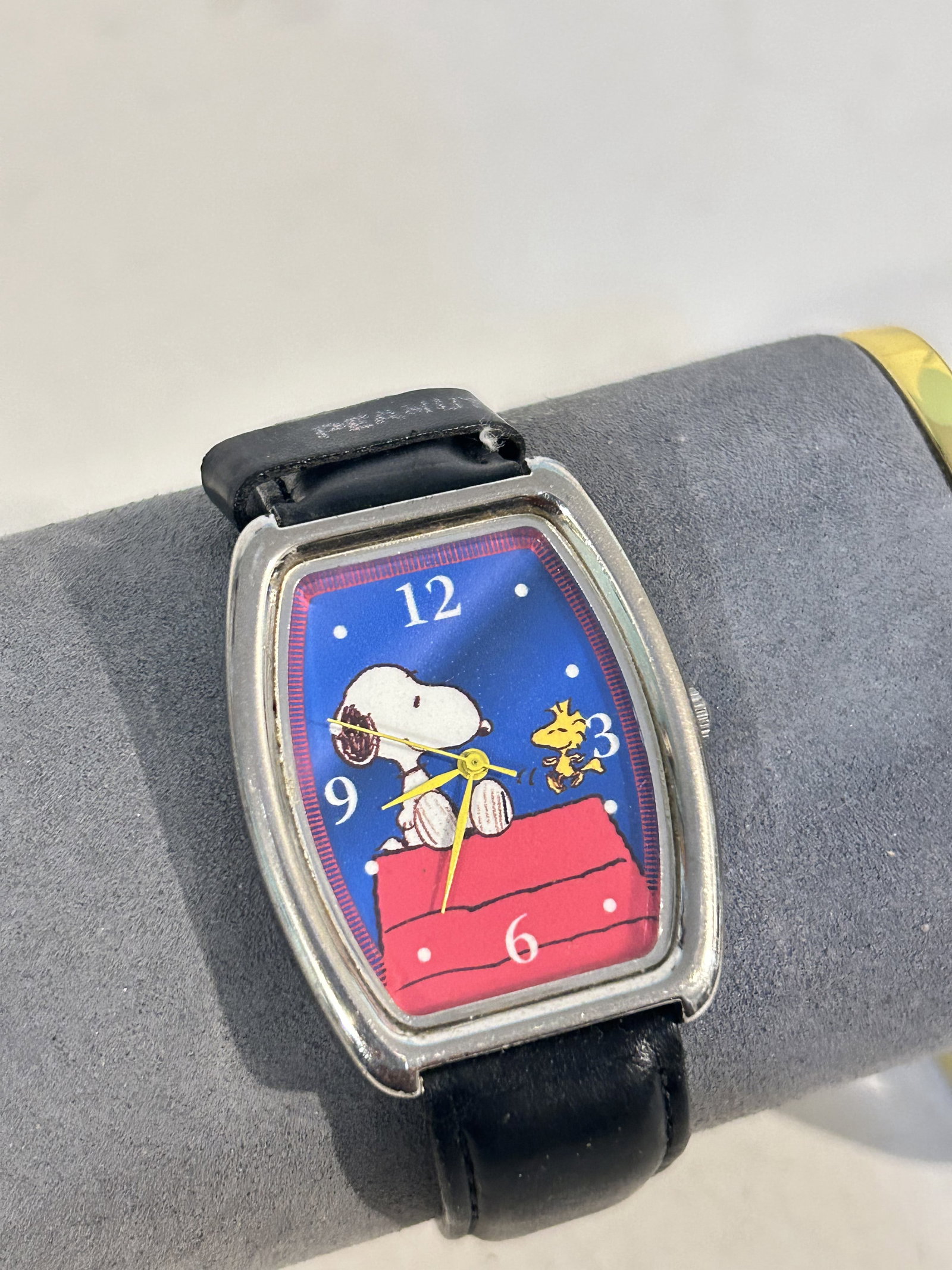 Vintage Snoopy And Woodstock Watch on Doghouse works great!!!: Vintage Snoopy And Woodstock Watch on Doghouse works great!!! Please view all photos as they are part of the description and condition of this Item, Feel free to contact me with questions or picture r