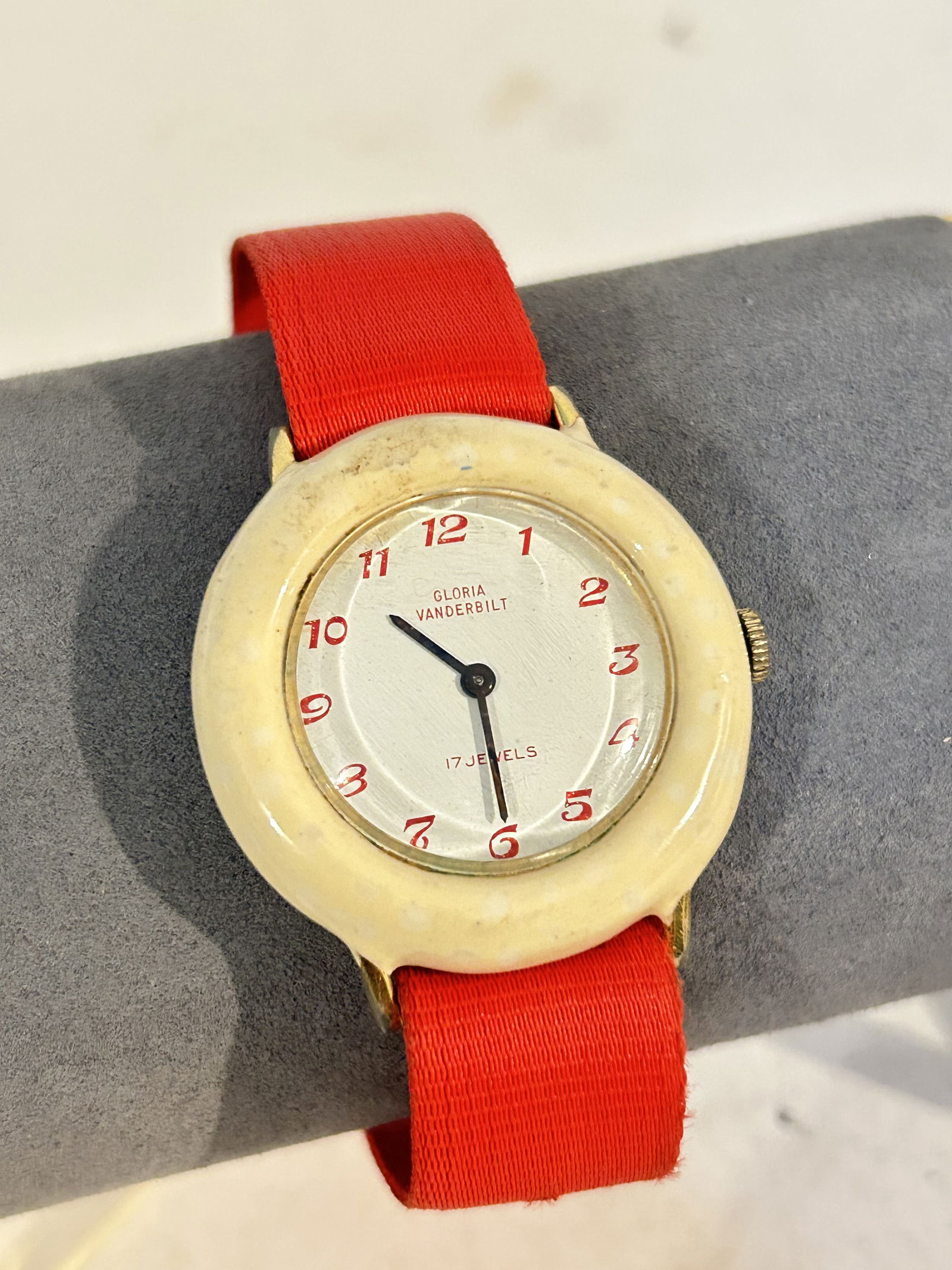 vintage gloria vanderbilt 17 jewel watch works great!!!: vintage gloria vanderbilt 17 jewel watch works great!!! Please view all photos as they are part of the description and condition of this Item, Feel free to contact me with questions or picture request