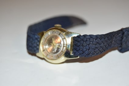Herlin Swiss Men's Wind-Up Watch works great!!