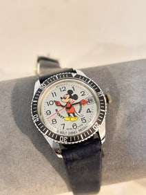 Vintage Bradley Mickey Mouse Watch works great !!! Loose back