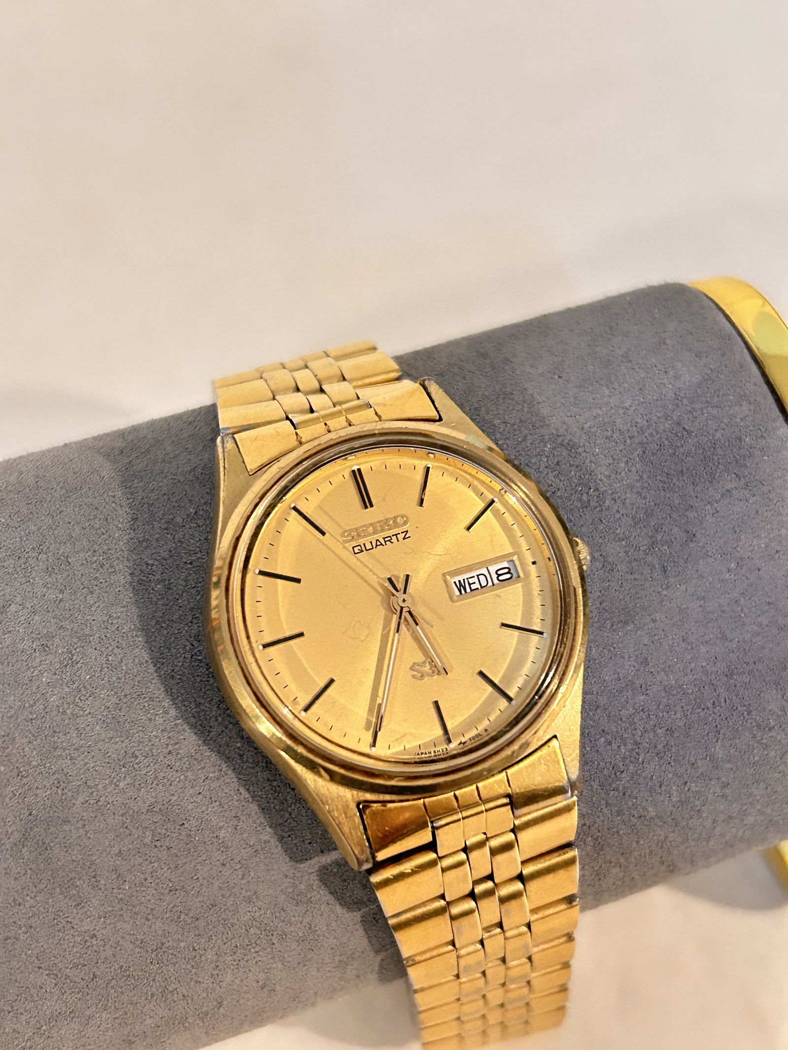 Vintage Seiko SQ Day Date Gold Tone Fluted Bezel Men's Watch From JAPAN 5H23 Works great!!!: Vintage Seiko SQ Day Date Gold Tone Fluted Bezel Men's Watch From JAPAN 5H23 Works great!!! Please view all photos as they are part of the description and condition of this Item, Feel free to contact