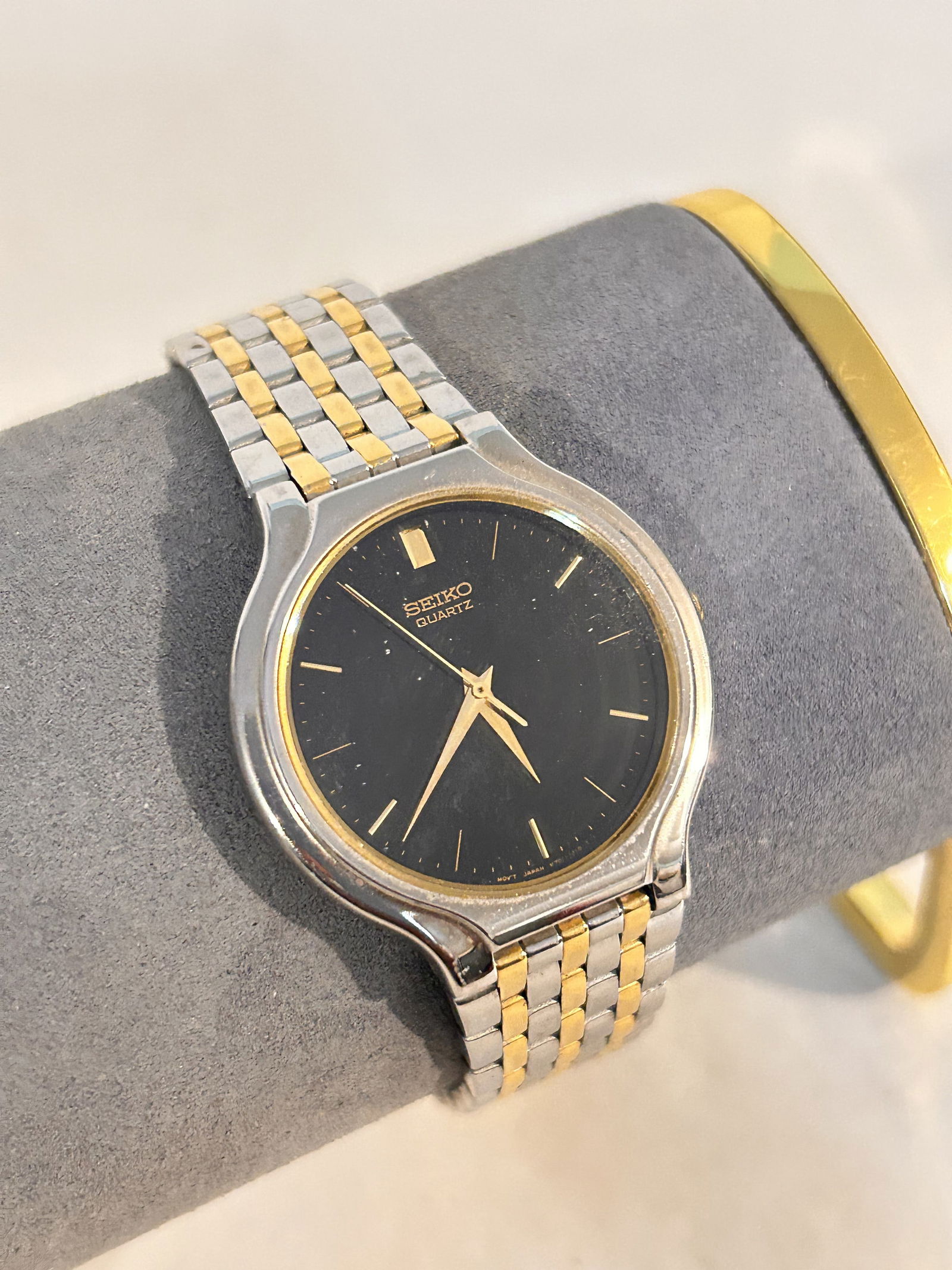 Vintage 90s Seiko V701-1K29 Mens Wrist Watch BLACK Quartz Movement WORKS GREAT!!!: Vintage 90s Seiko V701-1K29 Mens Wrist Watch BLACK Quartz Movement WORKS GREAT!!! Please view all photos as they are part of the description and condition of this Item, Feel free to contact me with qu