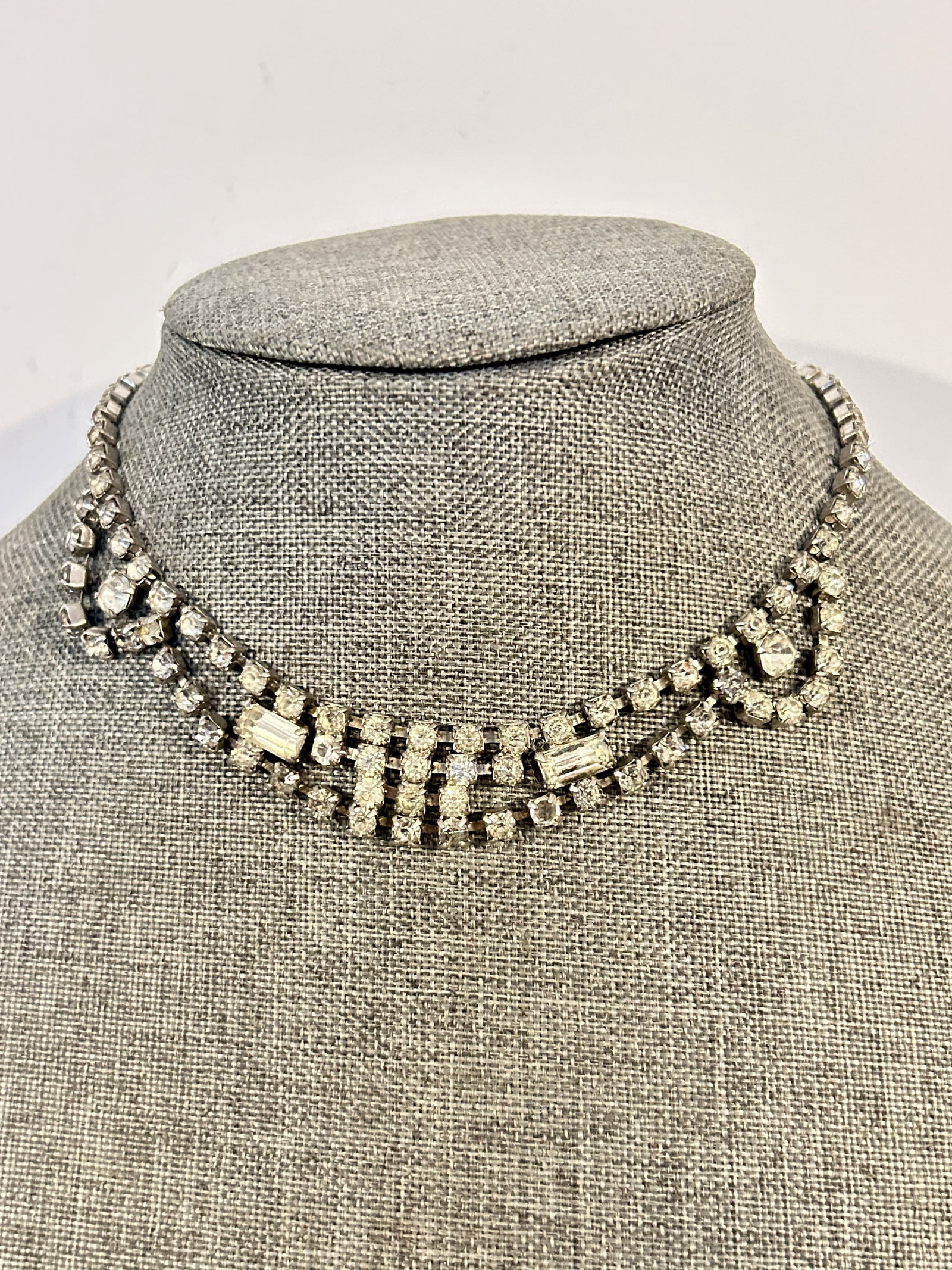 Vintage rhinestone choker Necklace: Vintage rhinestone choker Necklace Please view all photos as they are part of the description and condition of this Item, Feel free to contact me with questions or picture requests! Used Item AS IS