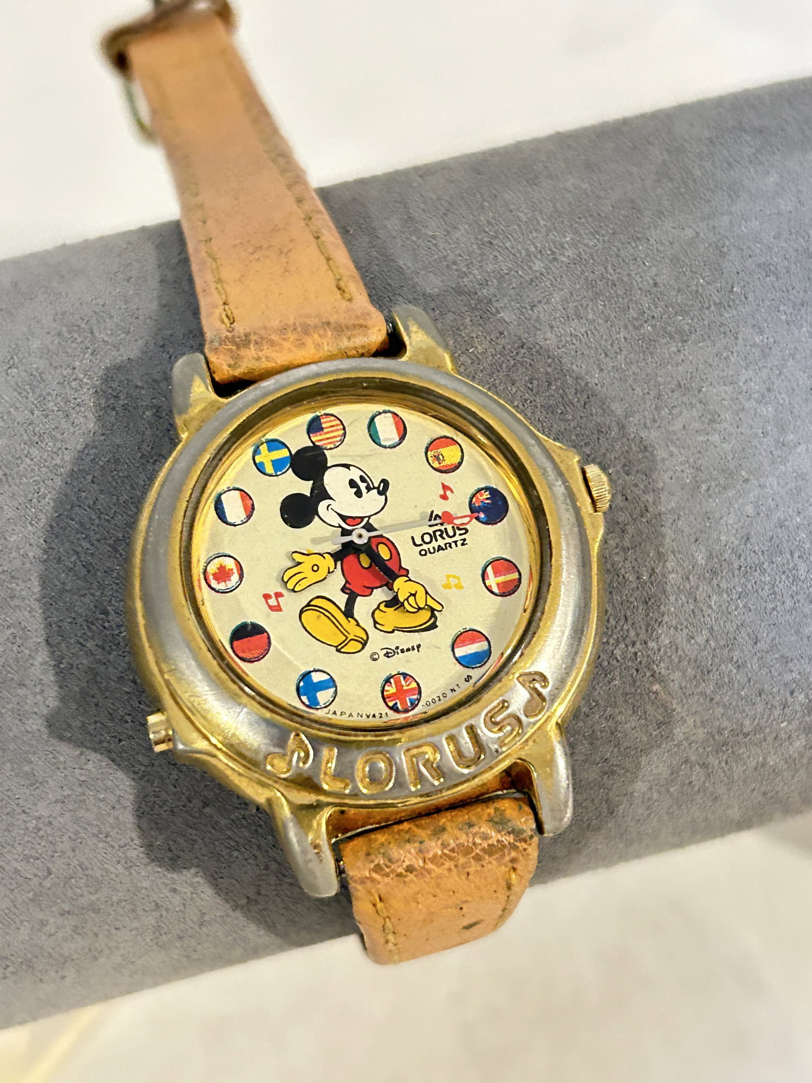 LORUS Vintage Disney Mickey Mouse World Flags Musical Watch V421-0021NT 2 Works great!!! (1 of 5)