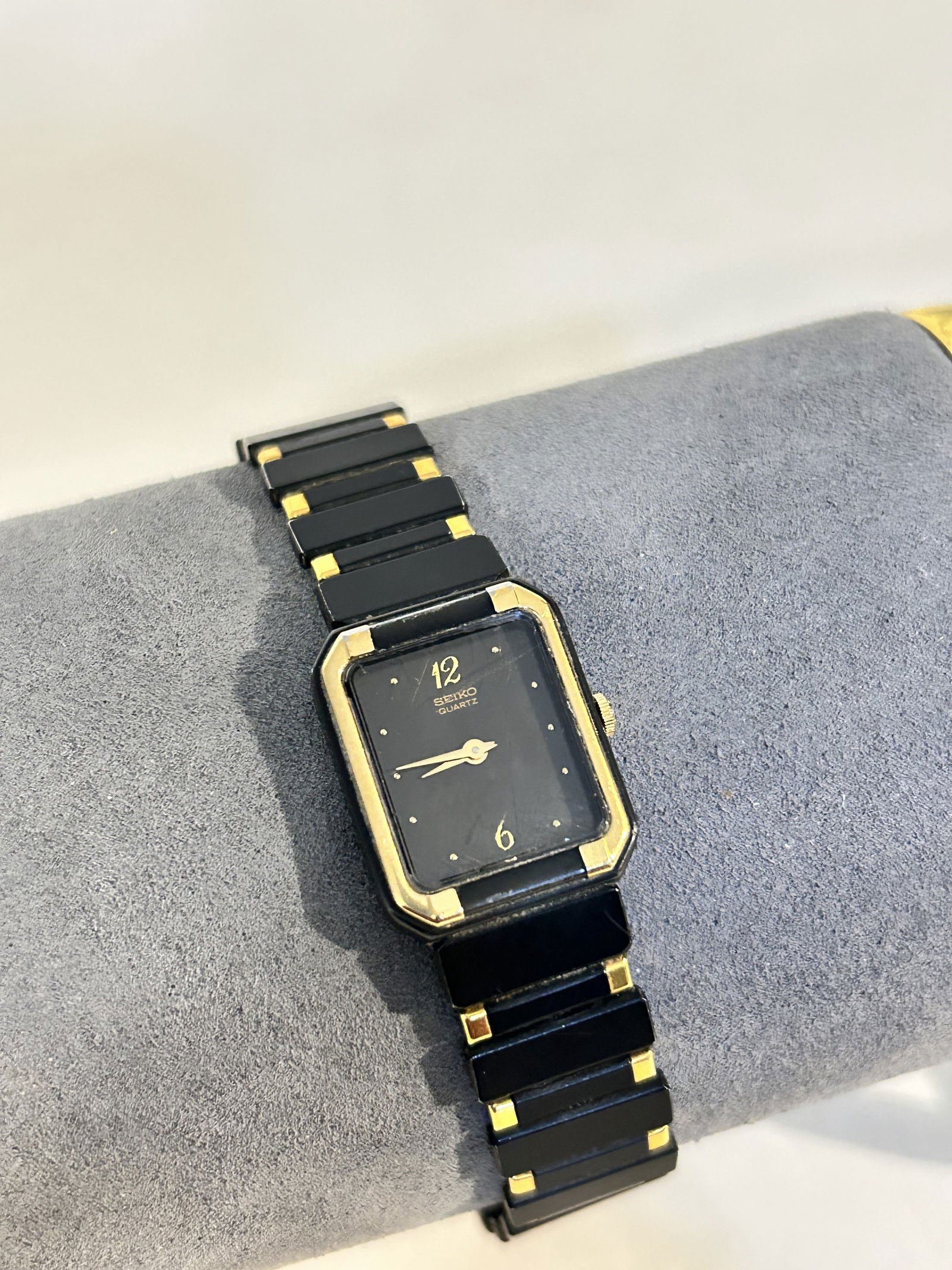 Vintage Seiko Quartz Tank Black Dial Watch 2P20-5130 works great!!! Has light scratches to face: Vintage Seiko Quartz Tank Black Dial Watch 2P20-5130 works great!!! Has light scratches to face Please view all photos as they are part of the description and condition of this Item, Feel free to cont