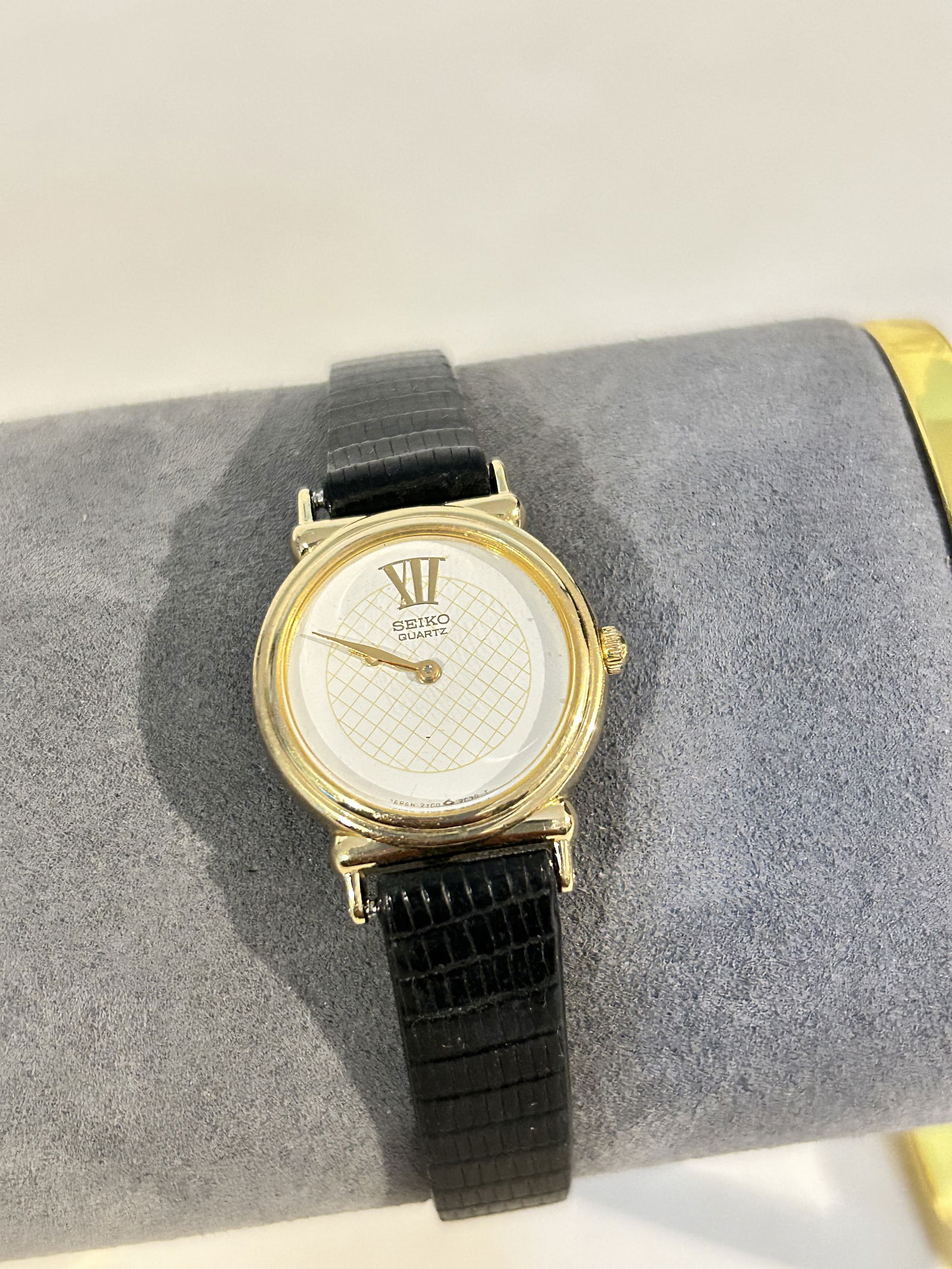 Vintage Seiko Watch Women Gold Dial 2Y00 works great!!!: Vintage Seiko Watch Women Gold Dial 2Y00 works great!!! Please view all photos as they are part of the description and condition of this Item, Feel free to contact me with questions or picture request