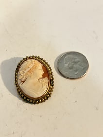 Vintage Cameo Brooch pendant 1 1/2"