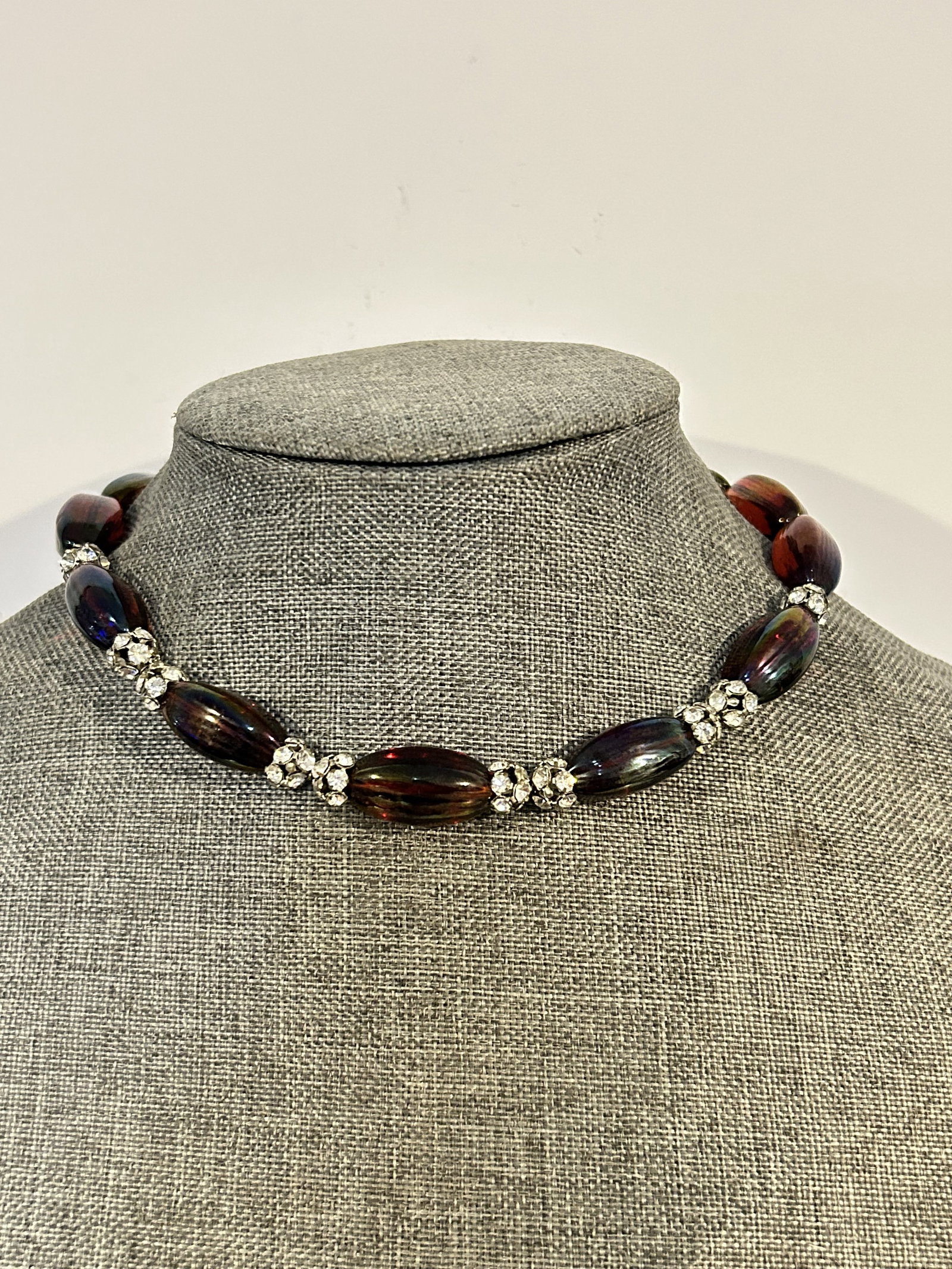 Vintage Beaded choker Necklace: Vintage Beaded choker Necklace Please view all photos as they are part of the description and condition of this Item, Feel free to contact me with questions or picture requests! Used Item AS IS