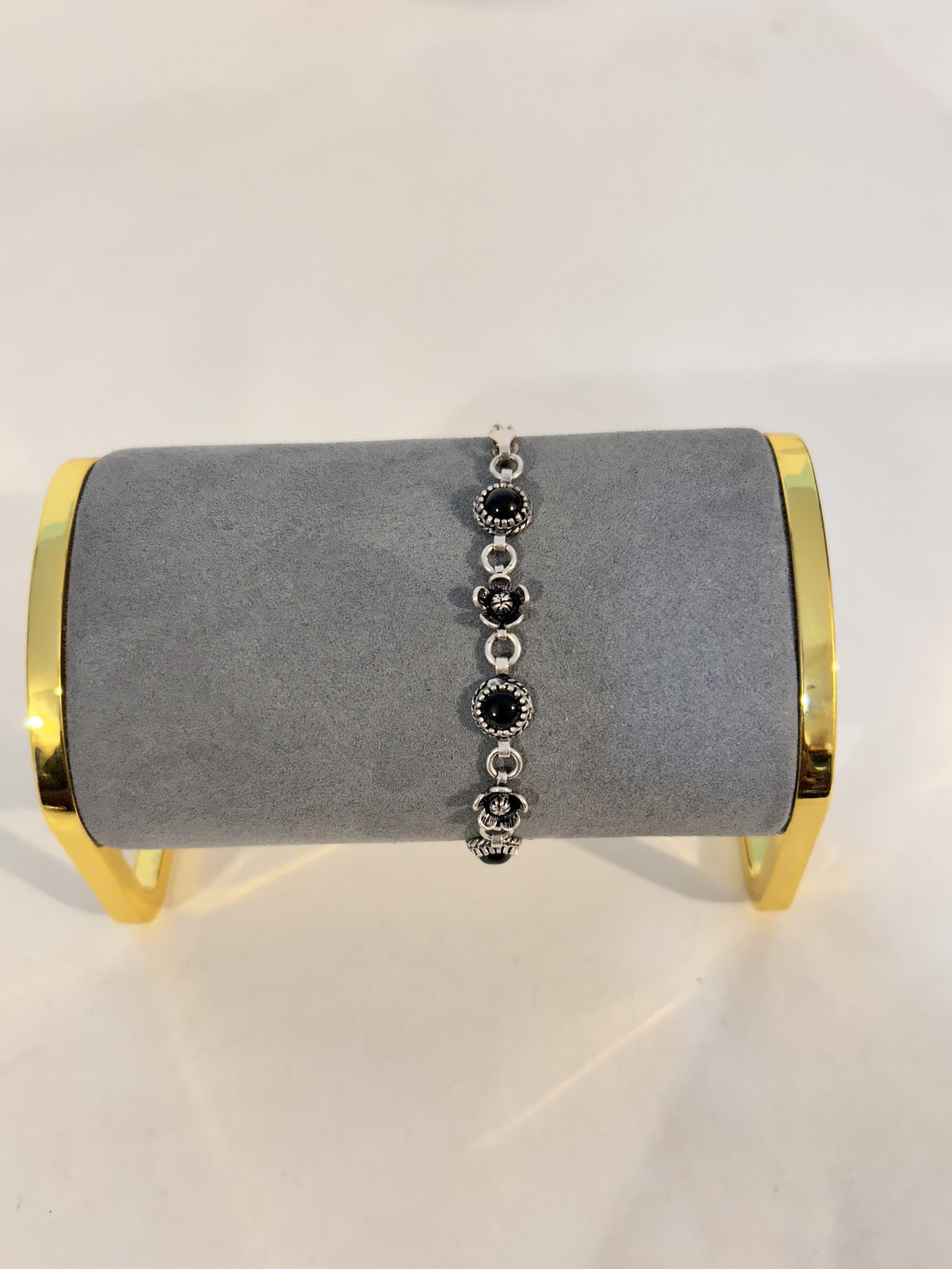 Vintage Sterling Silver onyx floral Bracelet 7": Vintage Sterling Silver onyx floral Bracelet 7" Please view all photos as they are part of the description and condition of this Item, Feel free to contact me with questions or picture requests! Used 