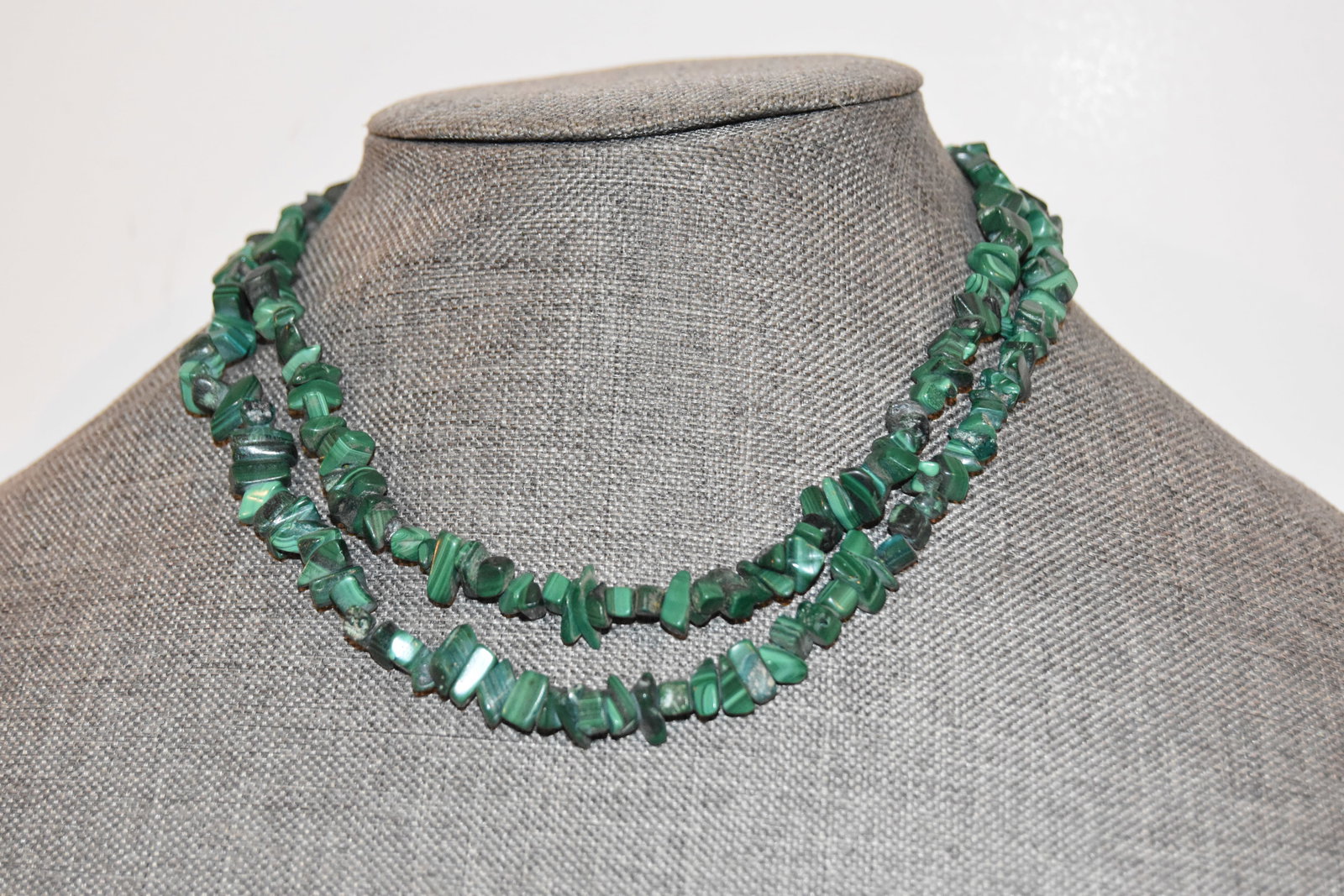 Vintage Malachite beaded Necklace: Vintage Malachite beaded Necklace Please view all photos as they are part of the description and condition of this Item, Feel free to contact me with questions or picture requests! Used Item AS IS