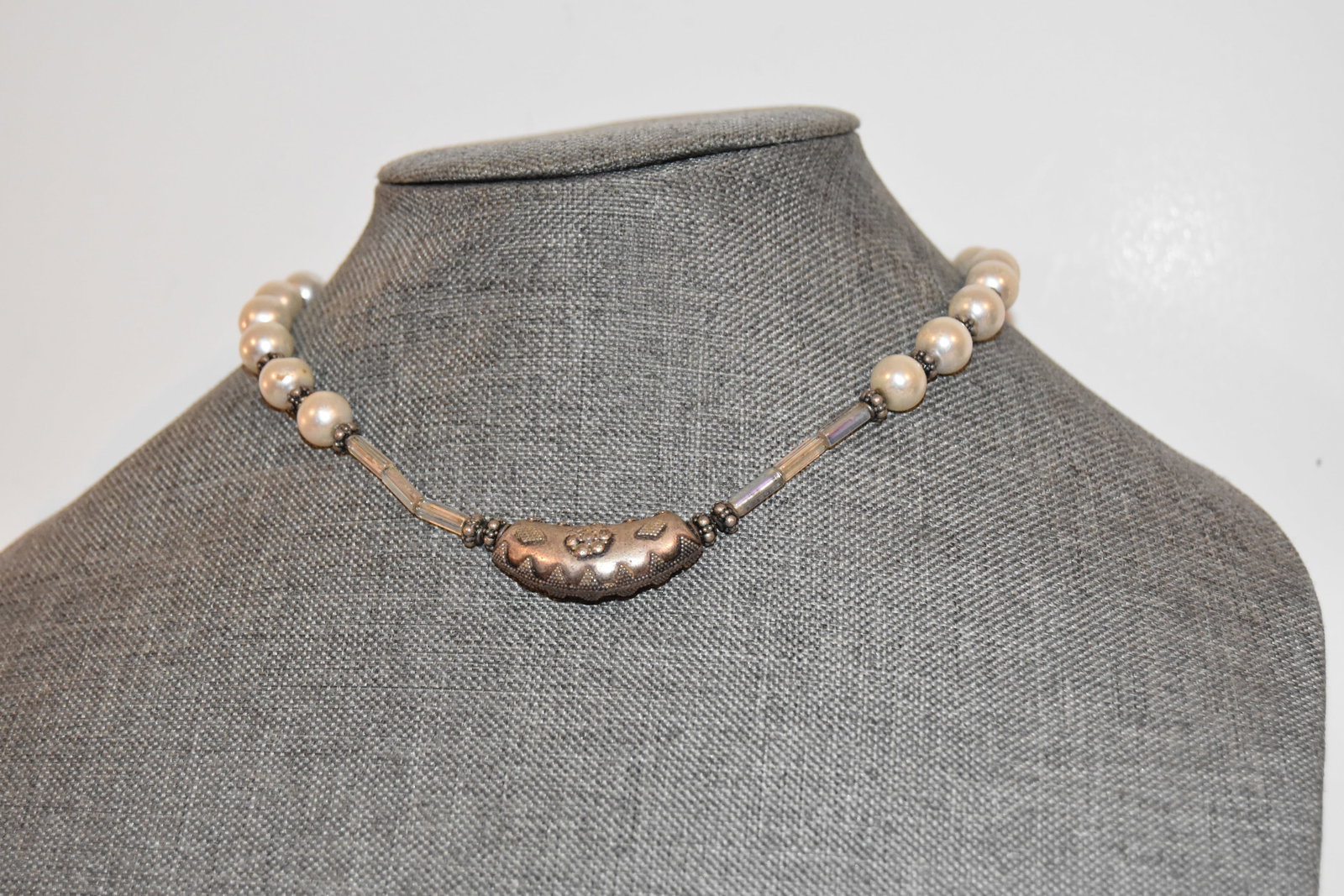 Vintage white beaded choker Necklace: Vintage white beaded choker Necklace Please view all photos as they are part of the description and condition of this Item, Feel free to contact me with questions or picture requests! Used Item AS IS