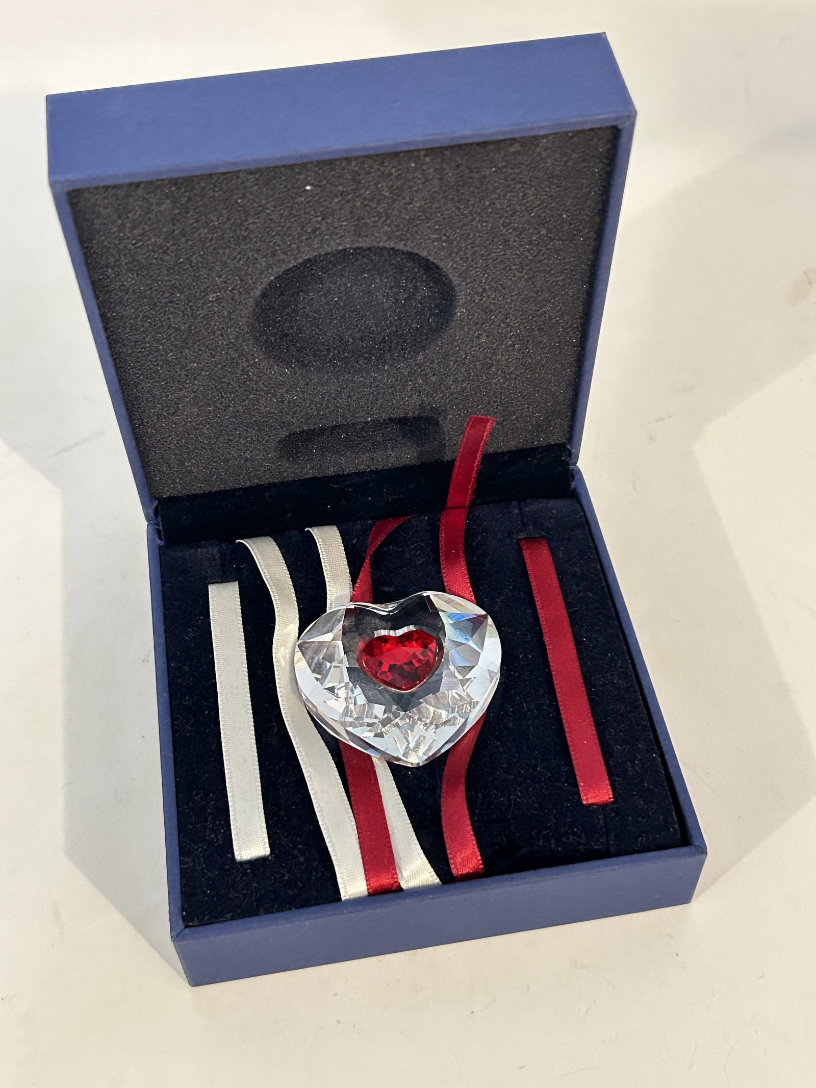 vintage swarovski heart pendant crystal necklace: vintage swarovski heart pendant crystal necklace Please view all photos as they are part of the description and condition of this Item, Feel free to contact me with questions or picture requests! Used