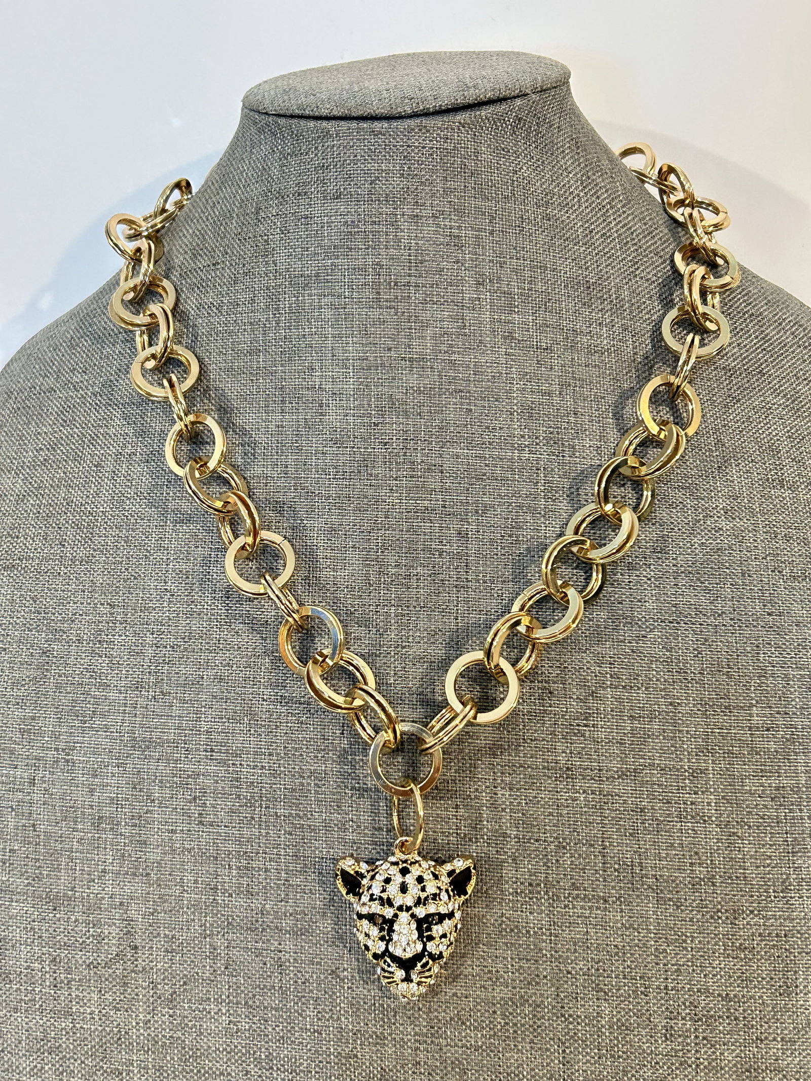 Vintage Gold tone CAT Necklace pendant 21": Vintage Gold tone CAT Necklace pendant 21" Please view all photos as they are part of the description and condition of this Item, Feel free to contact me with questions or picture requests! Used Item 