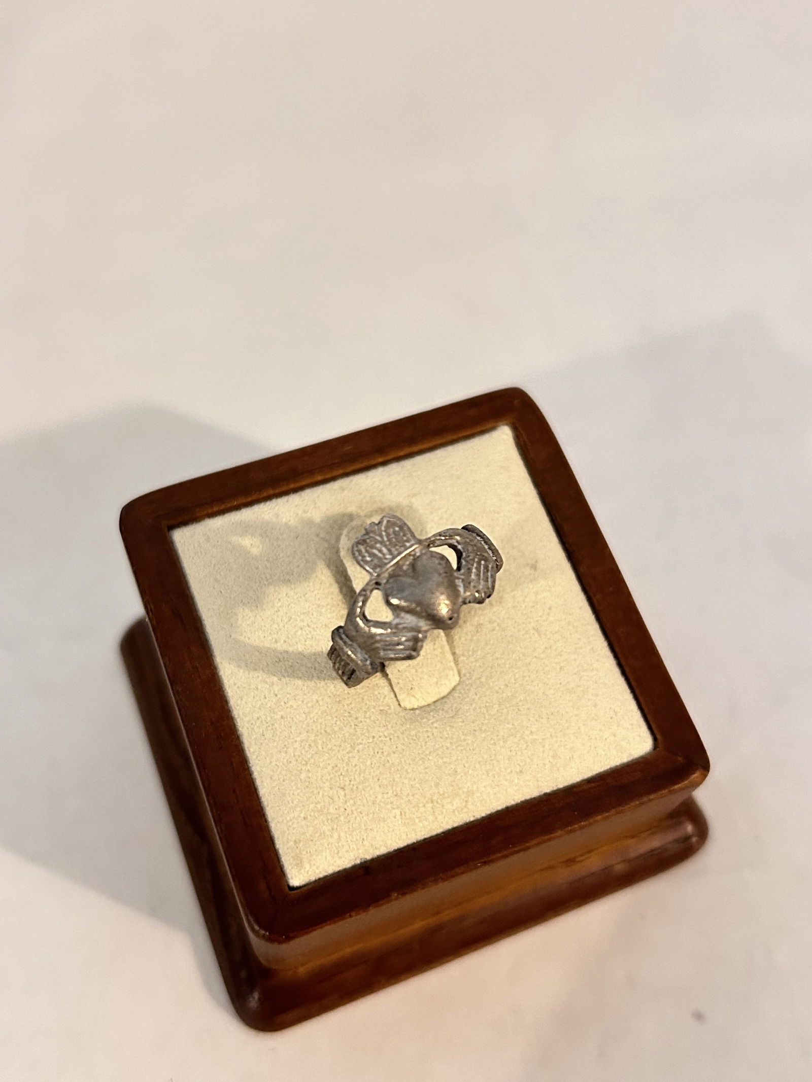 Vintage Sterling Silver Victorian Irish Claddagh Ring sz 8 (1 of 4)