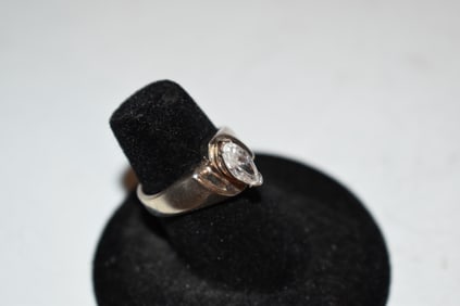 Vintage Sterling Silver rhinestone Ring Size 6