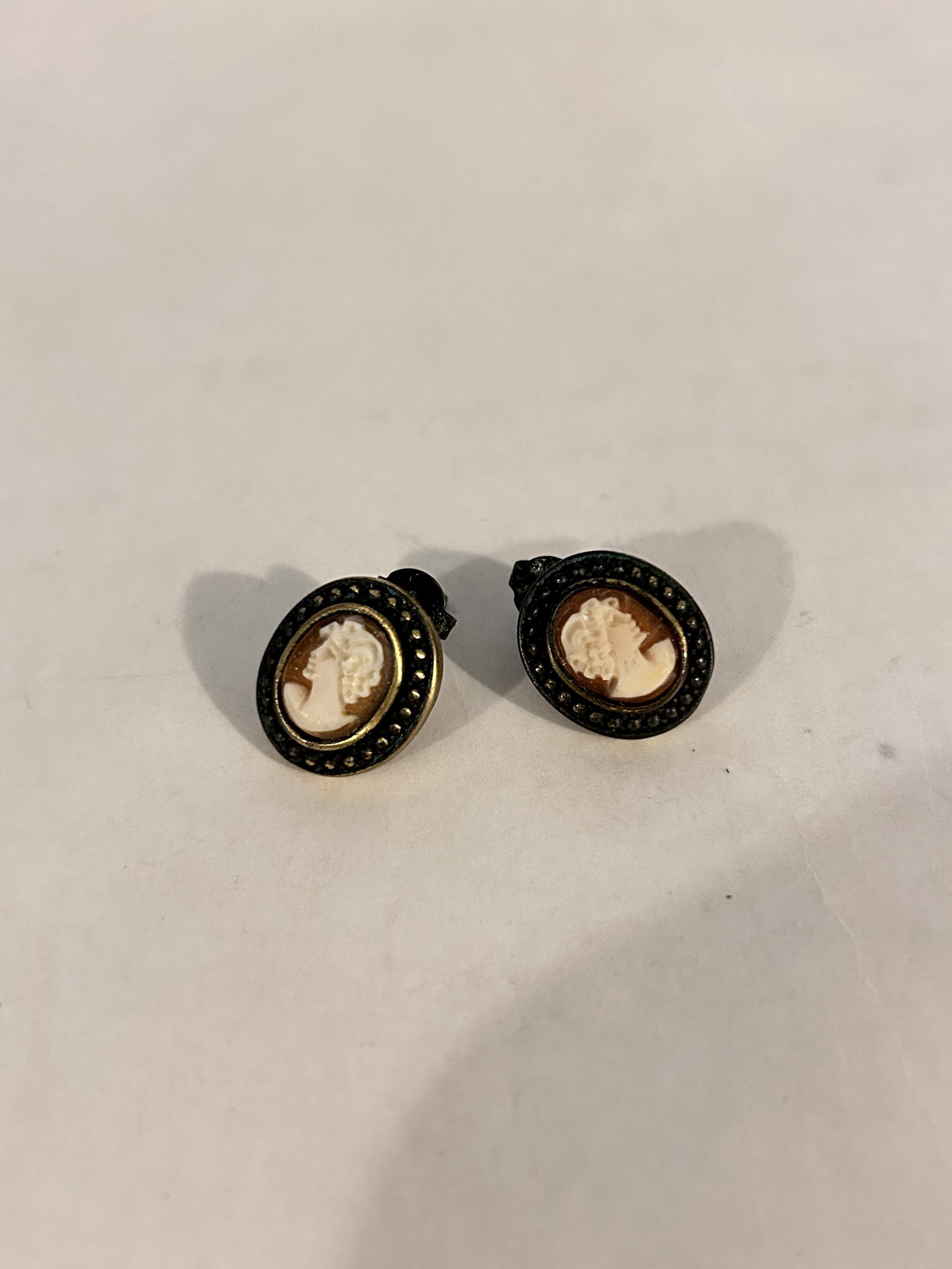Vintage Amedeo post cameo earrings: Vintage Amedeo post cameo earrings Please view all photos as they are part of the description and condition of this Item, Feel free to contact me with questions or picture requests! Used Item AS IS