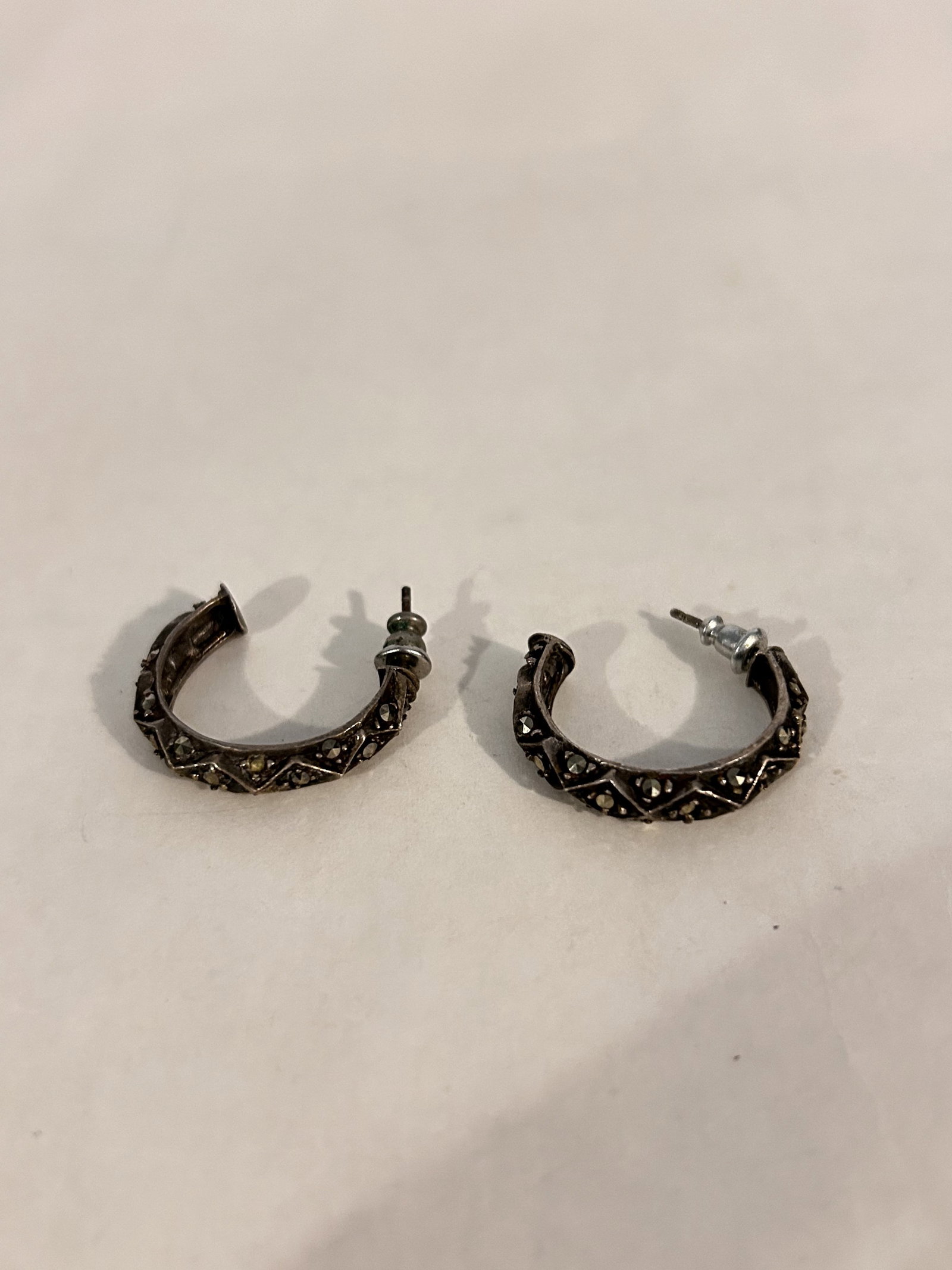 Vintage Sterling Silver marcasite earrings: Vintage Sterling Silver marcasite earrings Please view all photos as they are part of the description and condition of this Item, Feel free to contact me with questions or picture requests! Used Item 