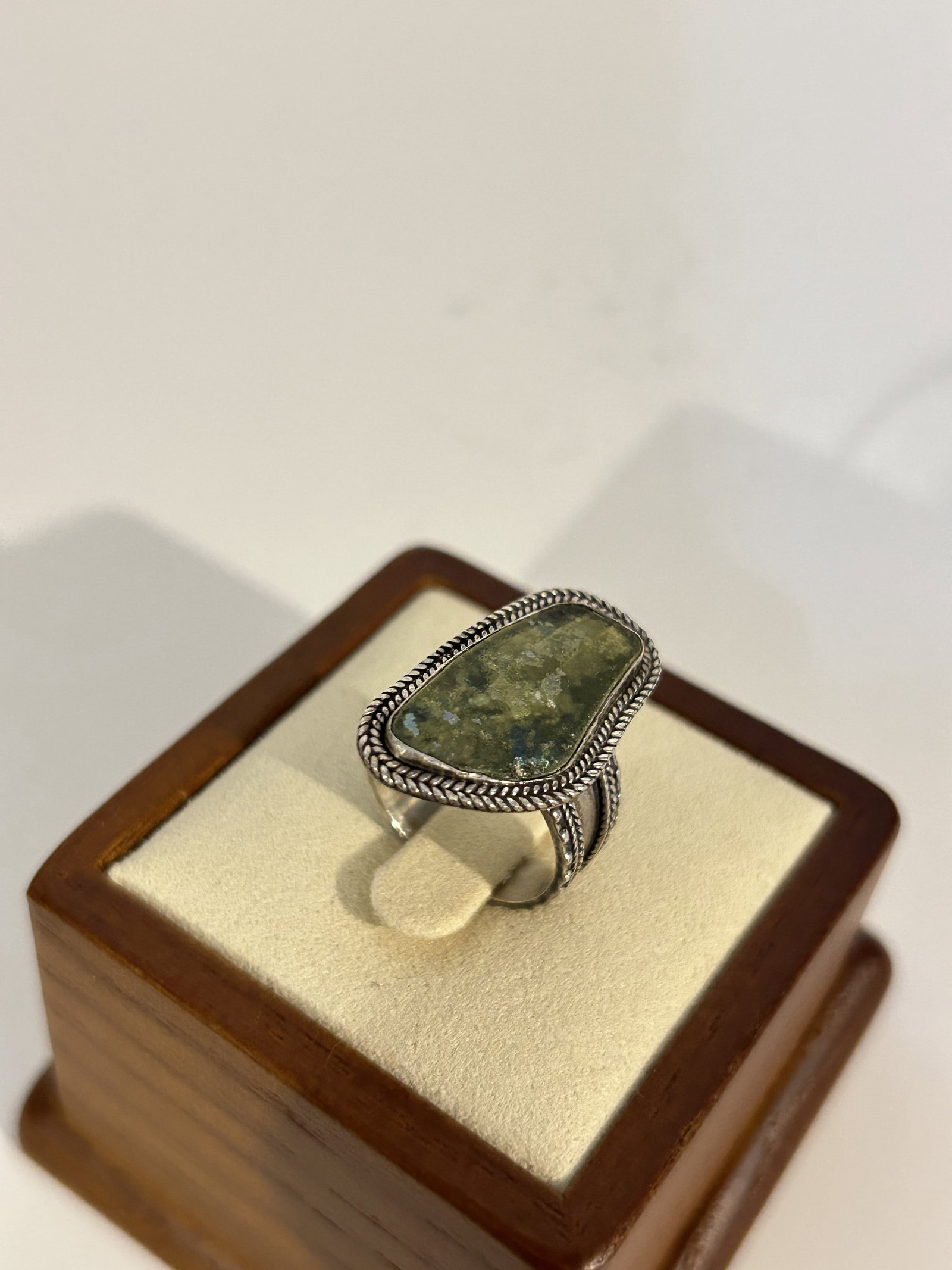 Israel Roman Glass Ring Sterling Silver 925 sz 5: Israel Roman Glass Ring Sterling Silver 925 sz 5 Please view all photos as they are part of the description and condition of this Item, Feel free to contact me with questions or picture requests! Used